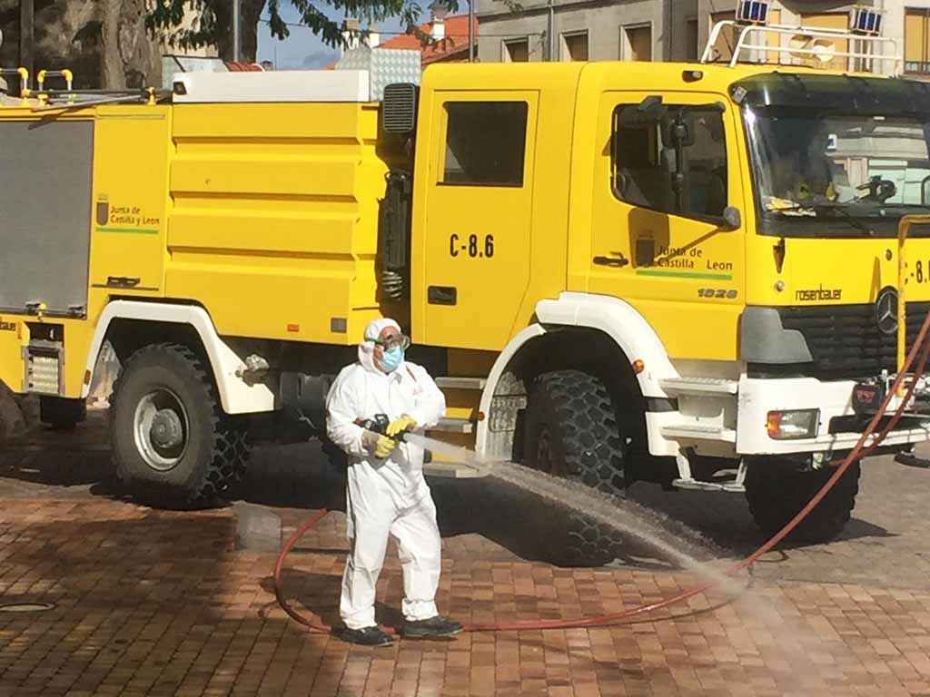 Desinfección de la Plaza de España de Cantalejo. / EL ADELANTADO