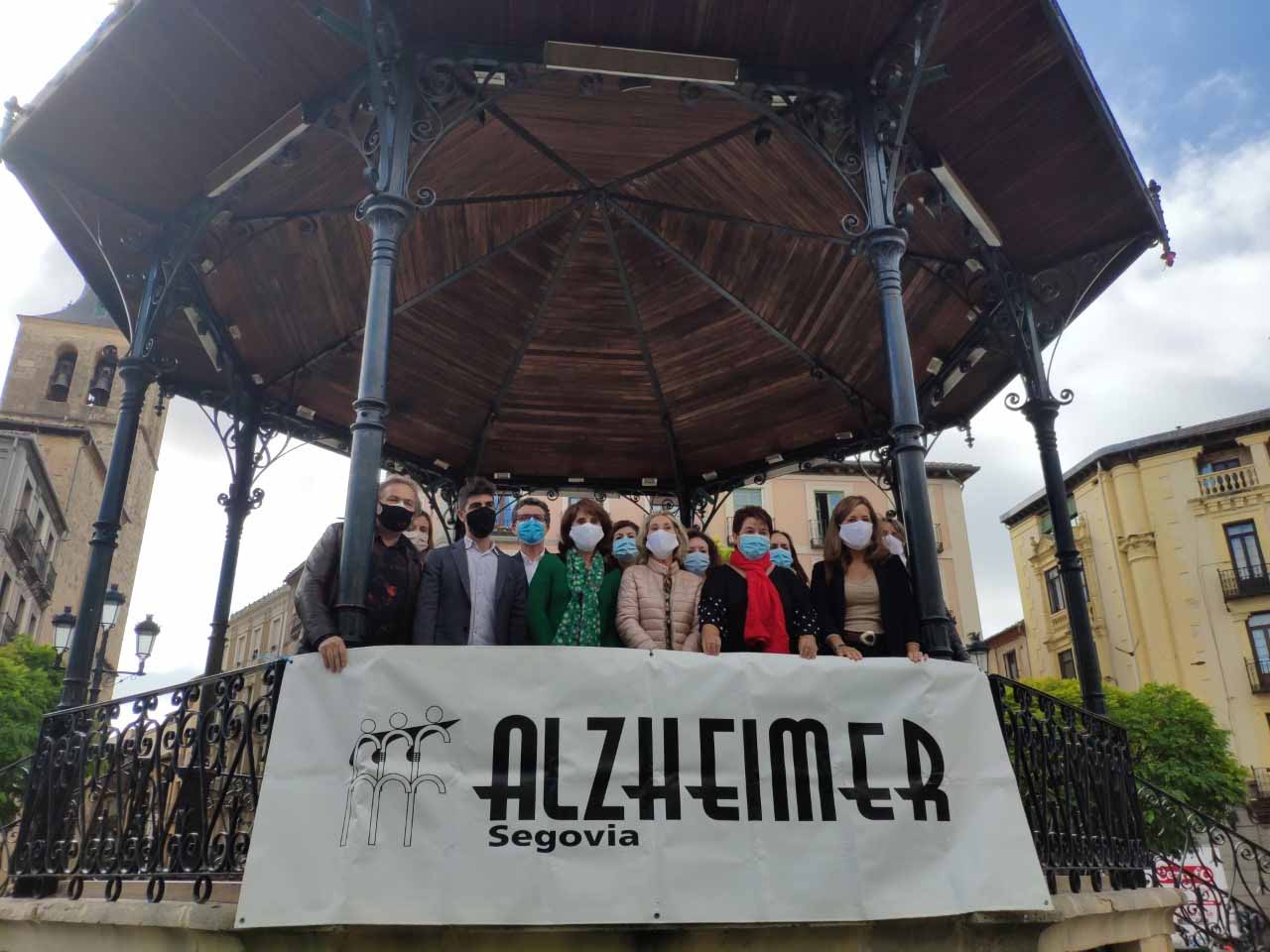 El Día mundial del Alzheimer en Segovia se ha celebrado en la Plaza Mayor. / E.A