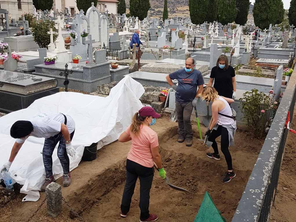 Trabajo de exhumación en el cementerio de El Espinar. / E. REDONDO