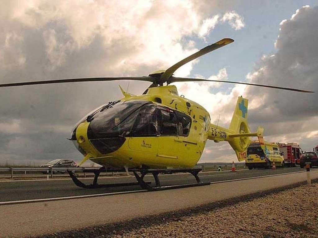 El helicóptero medicalizado ha traslado al motorista. / EUROPA PRESS