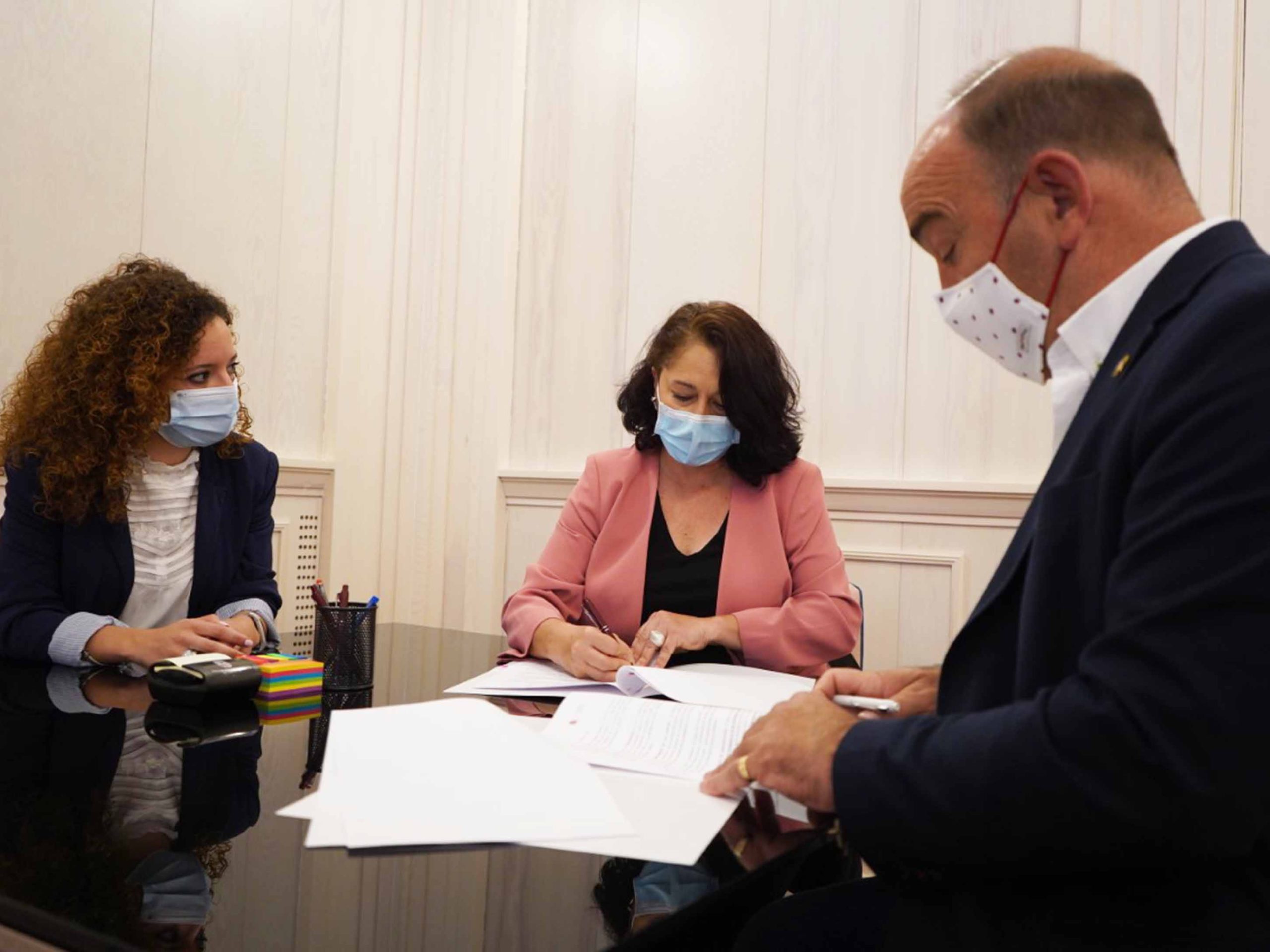 Noemí Otero, Pilar Martín y Miguel Ángel de Vicente, durante la firma del convenio del festival Pan Duro. / EL ADELANTADO