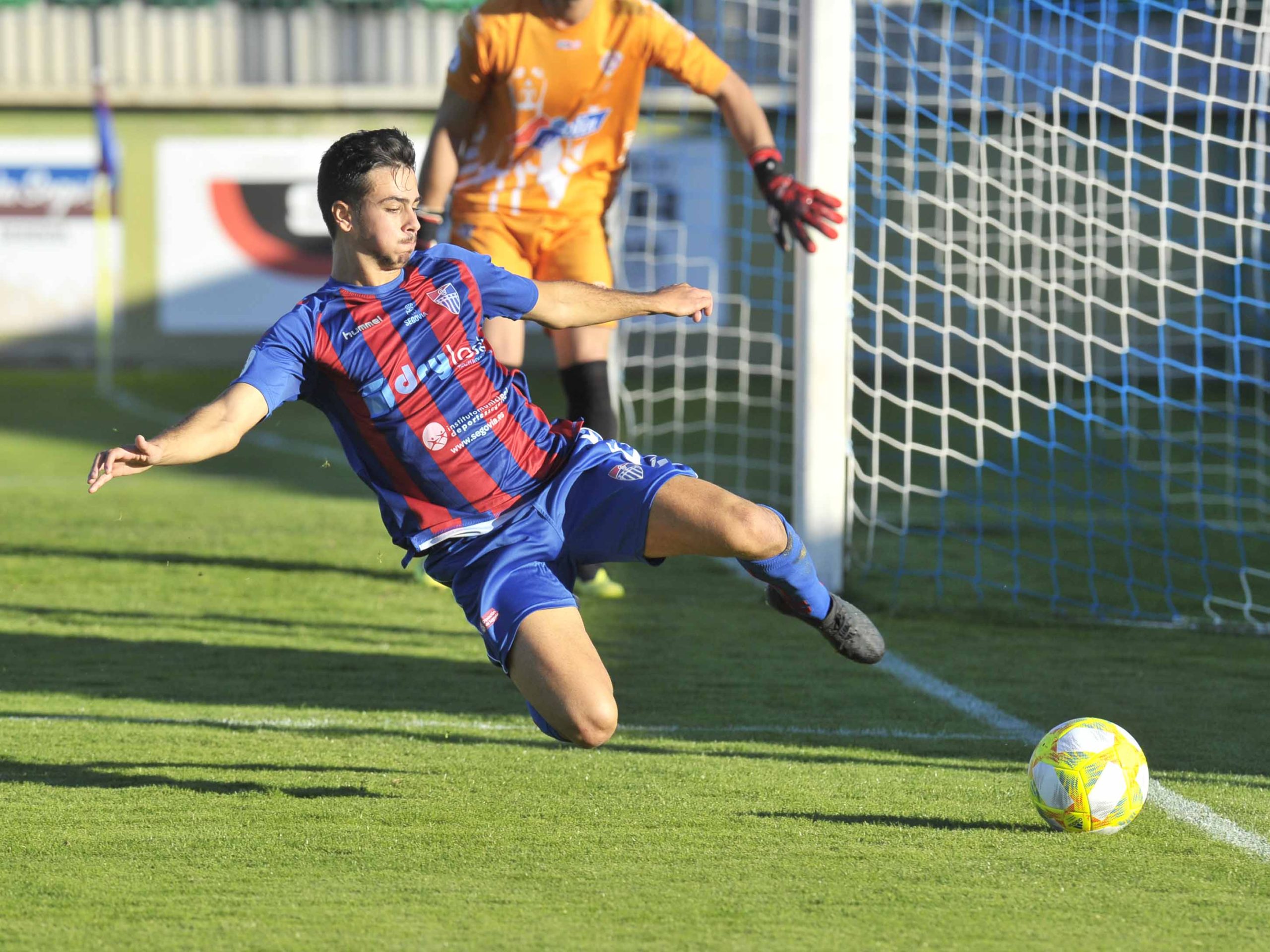 Javier Borrego pelea un balón. / KAMARERO