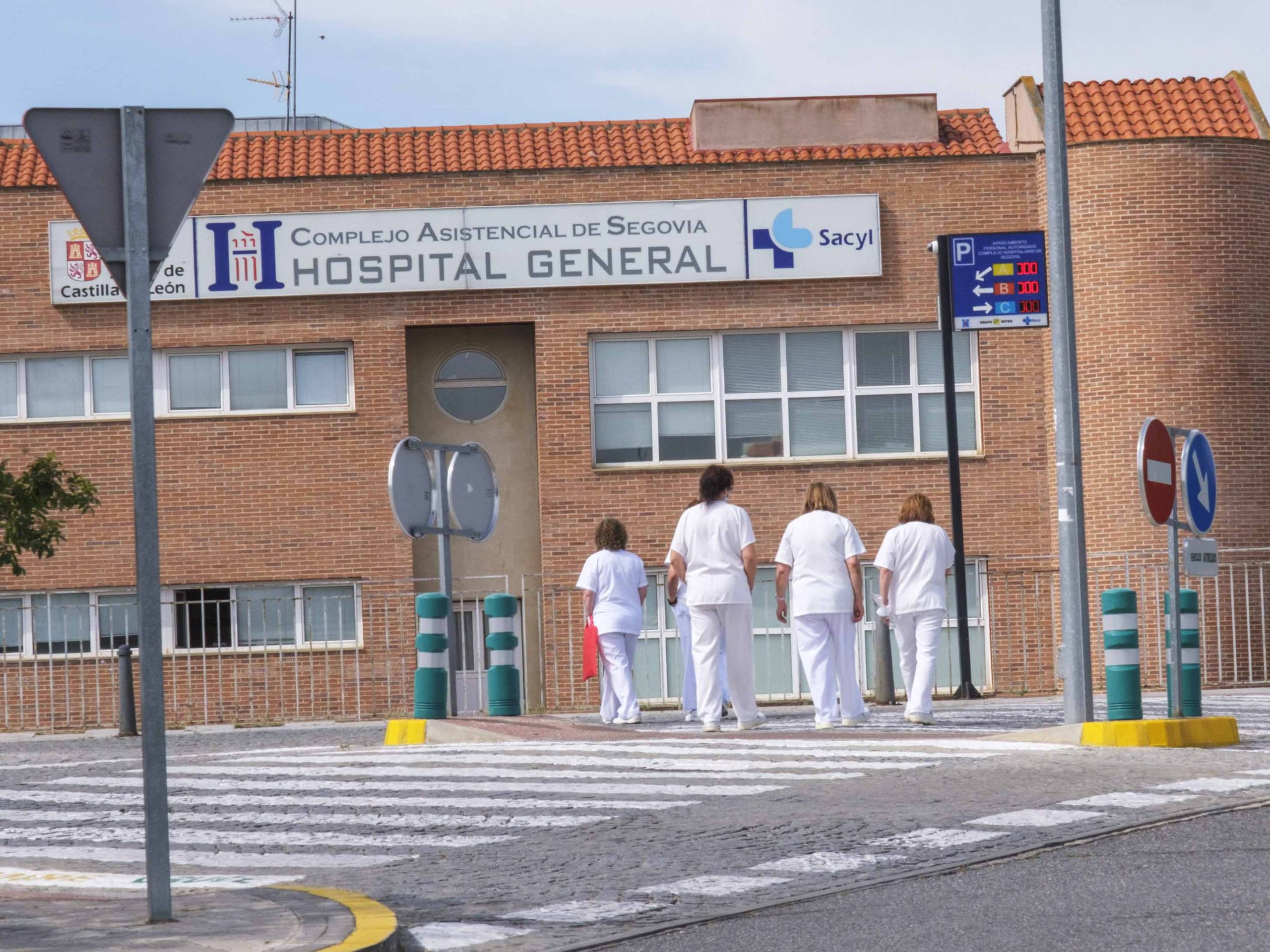Sanitarios, entrando en el Hospital General de Segovia. / KAMARERO