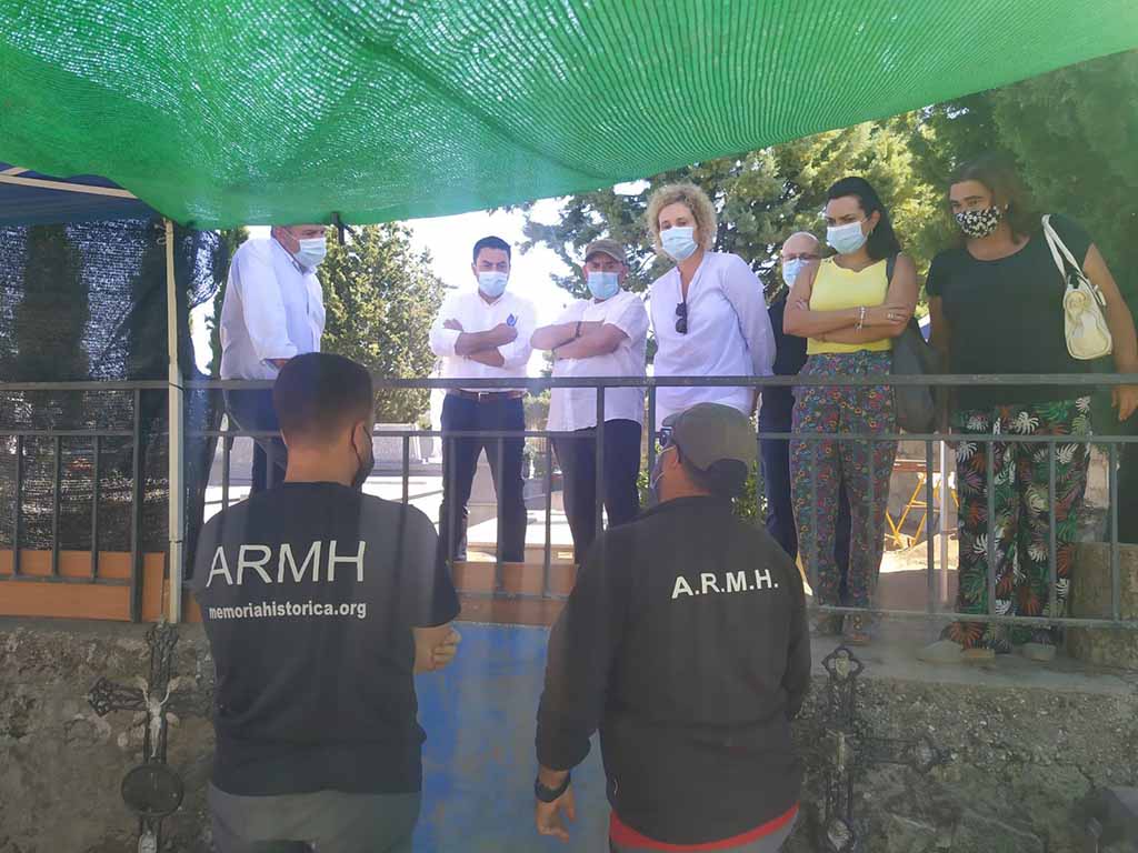 Visita de la subdelegada del Gobierno a la fosa común del cementerio de El Espinar. / E.A