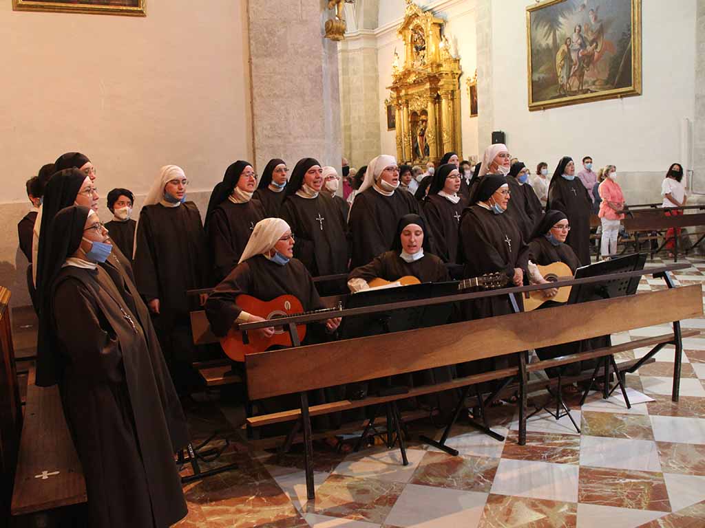 Los cánticos marcaron la eucaristía previa al comienzo de las novenas de El Henar. / C.N.