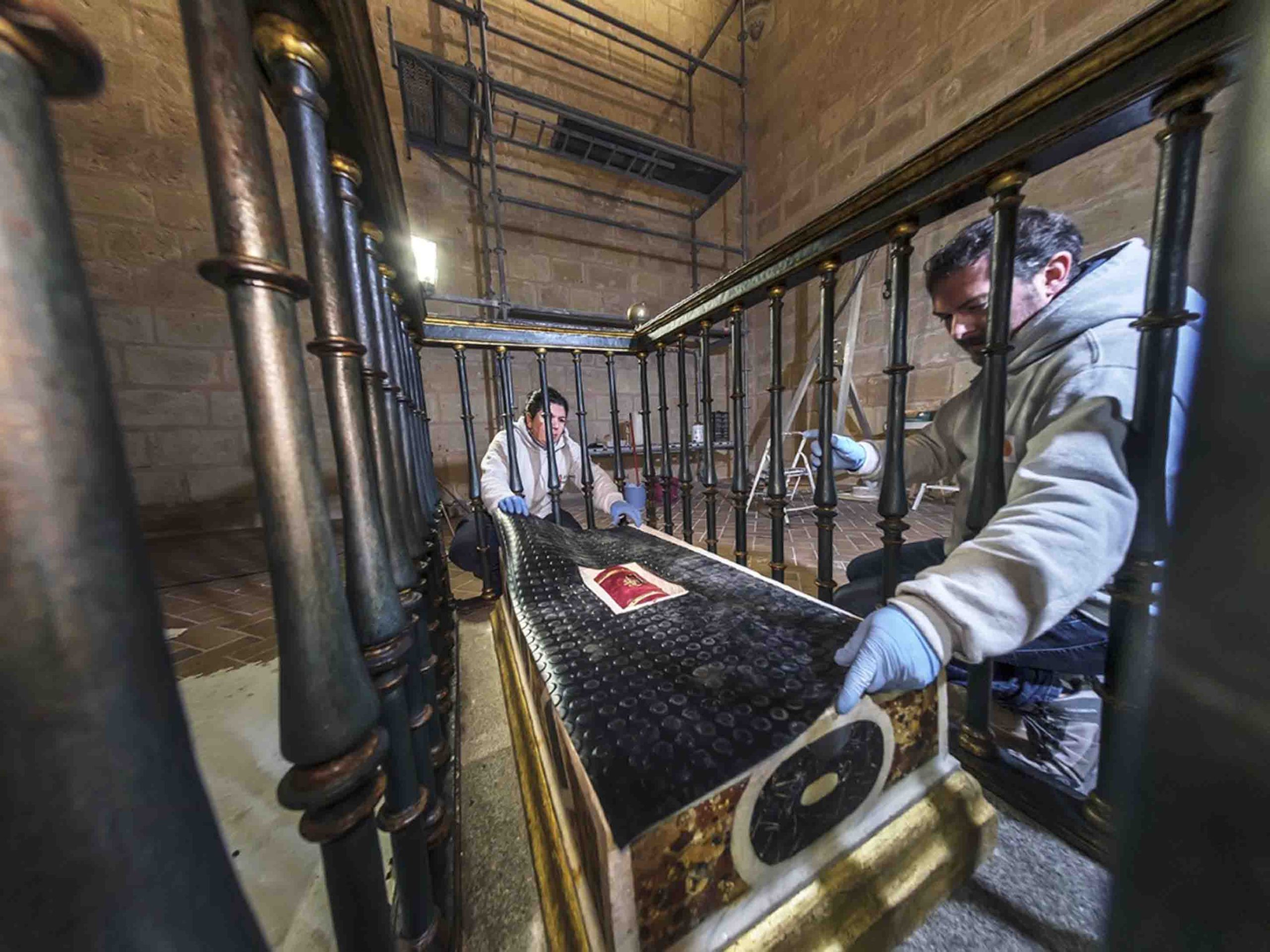 Detalles de la inhumación del Infante don Pedro 1 Inhumación restos Infante Don Pedro en la Catedral de Segovia. / CATEDRAL DE SEGOVIA