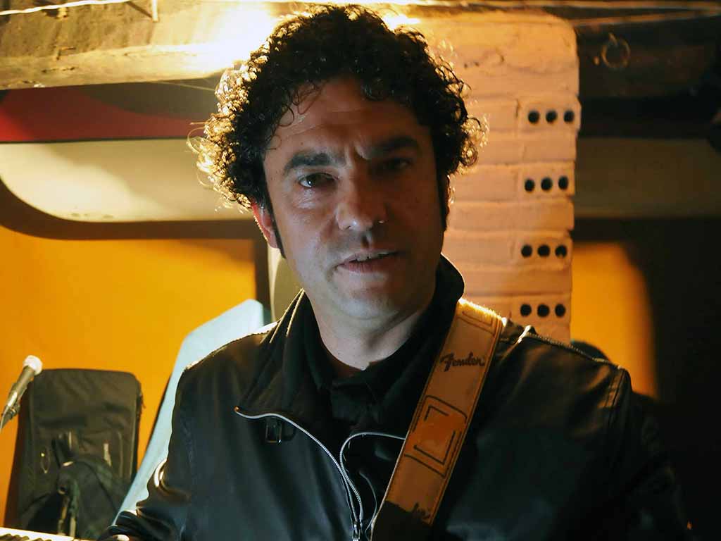 El bajista de 'Sonrisa Vertical', Alfonso Galera 'Juancho'. / JUAN MARTÍN