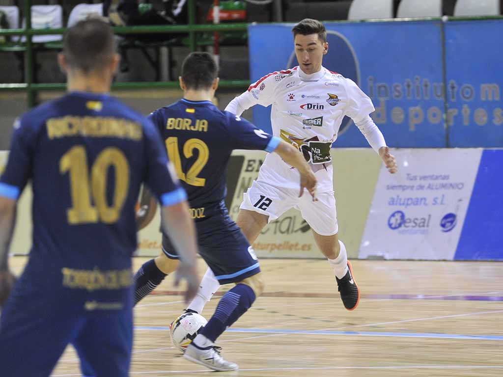 Julio Miguel encara a Borja de Inter, vistiendo la camiseta del Segovia Futsal. / KAMARERO