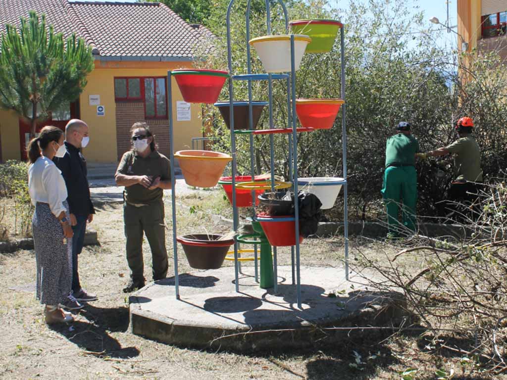 Ana Peñalosa y Ángel Galindo, con los empleados municipales en el CEIP Nueva Segovia. / EL ADELANTADO