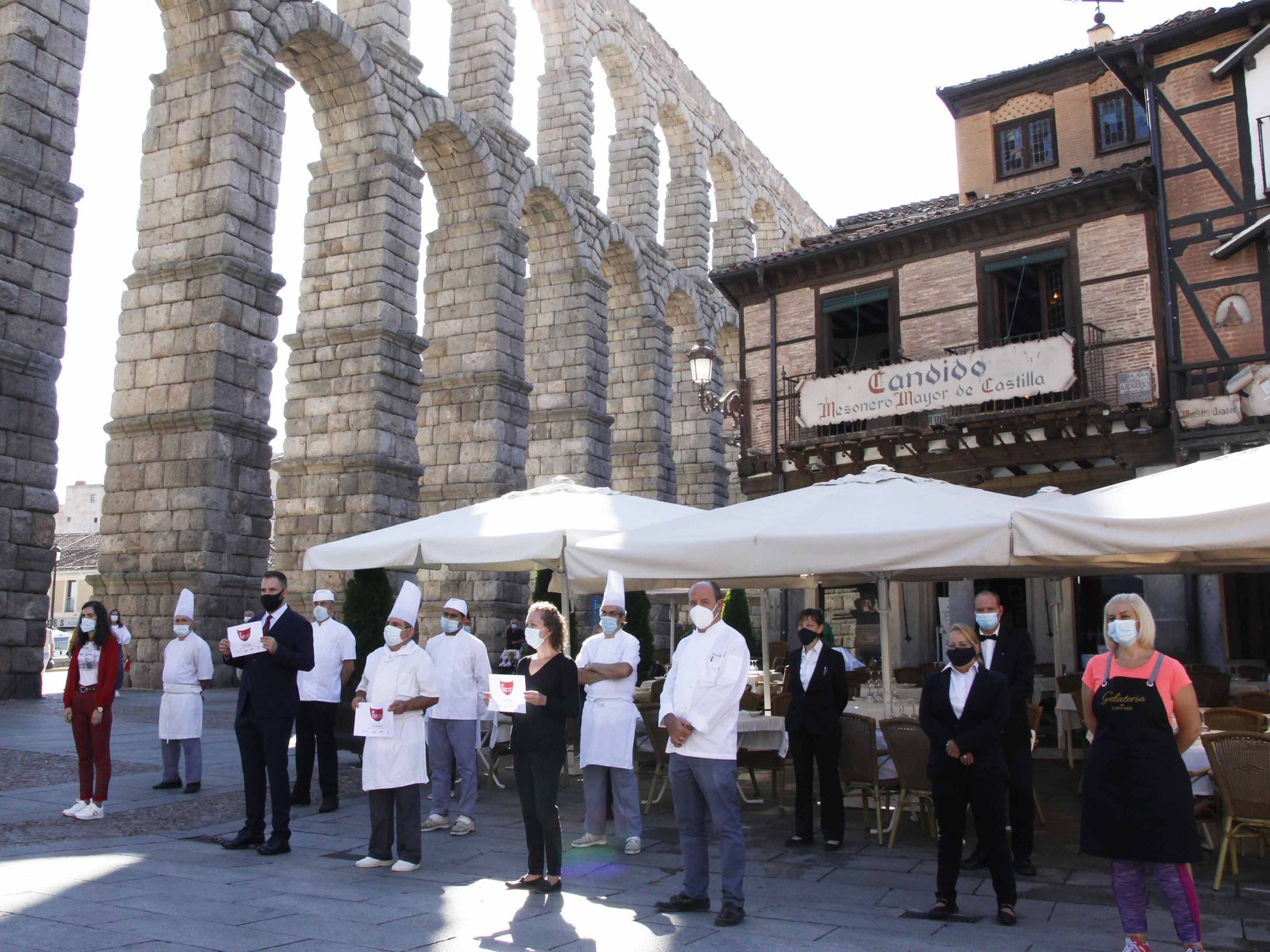 Empleados del mesón Cándido, durante el 'cierre patronal', / NEREA LLORENTE