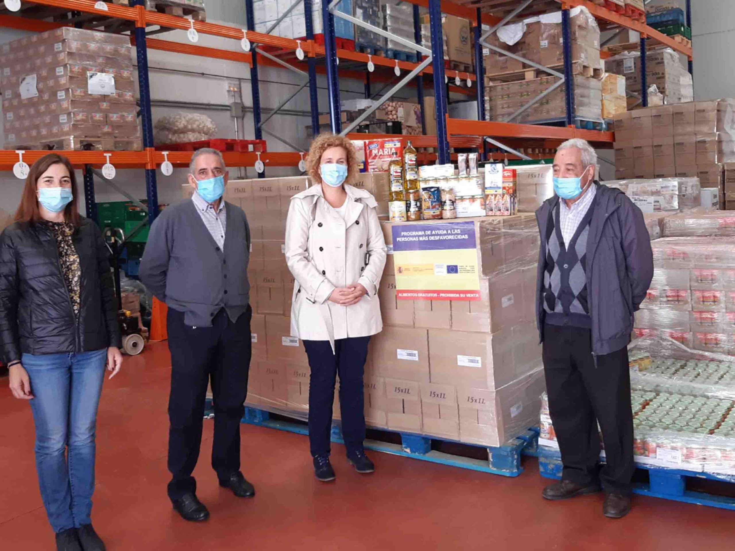 El Plan 2020 de Ayuda reparte en la provincia más de 73.000 kilos de alimentos 1 Lirio Martín visita las instalaciones donde el Banco de Alimentos almacena los alimentos hasta su distribución. / EL ADELANTADO