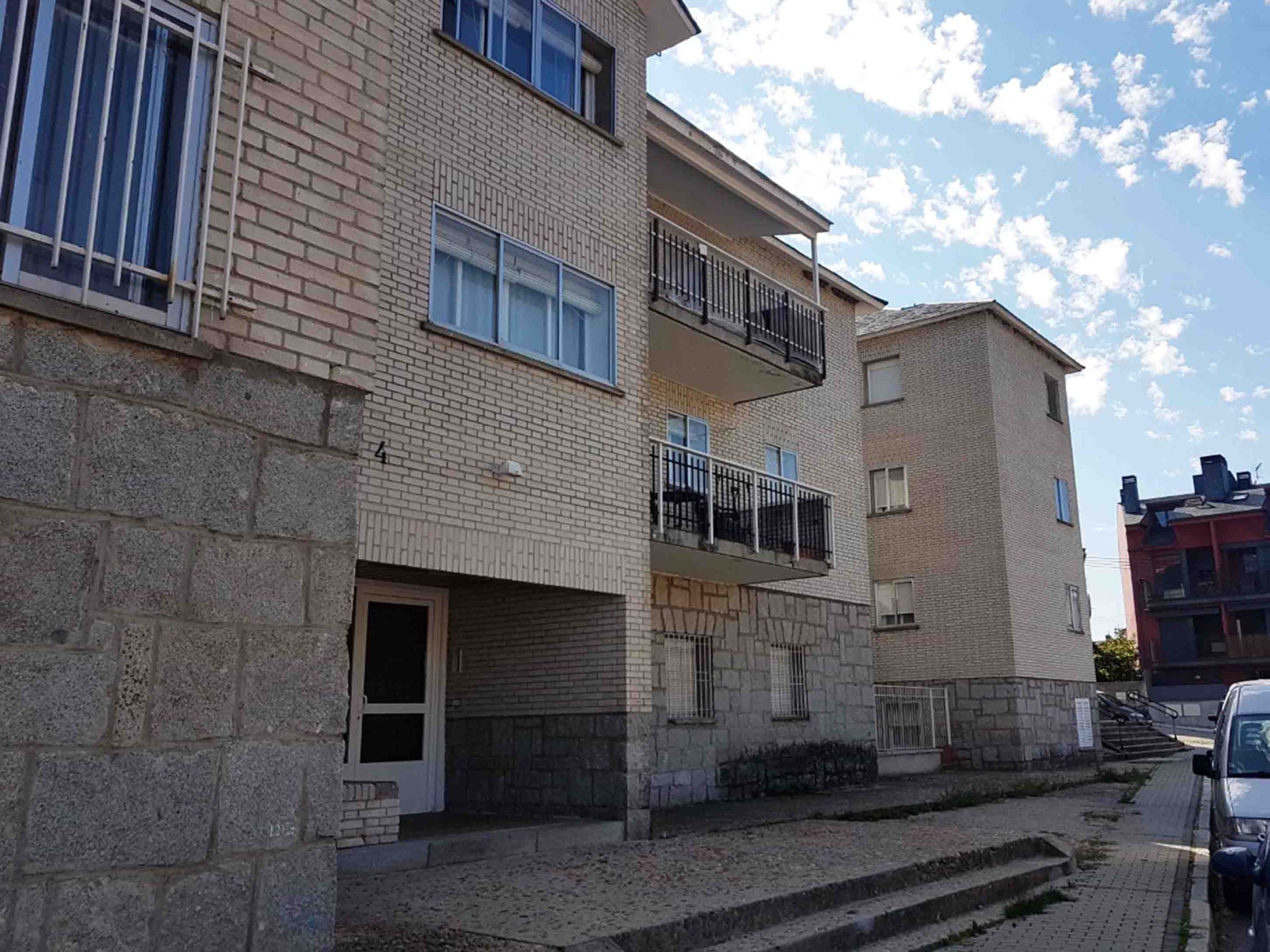 Bloque de viviendas de El Espinar donde residía el detenido. / EL ADELANTADO