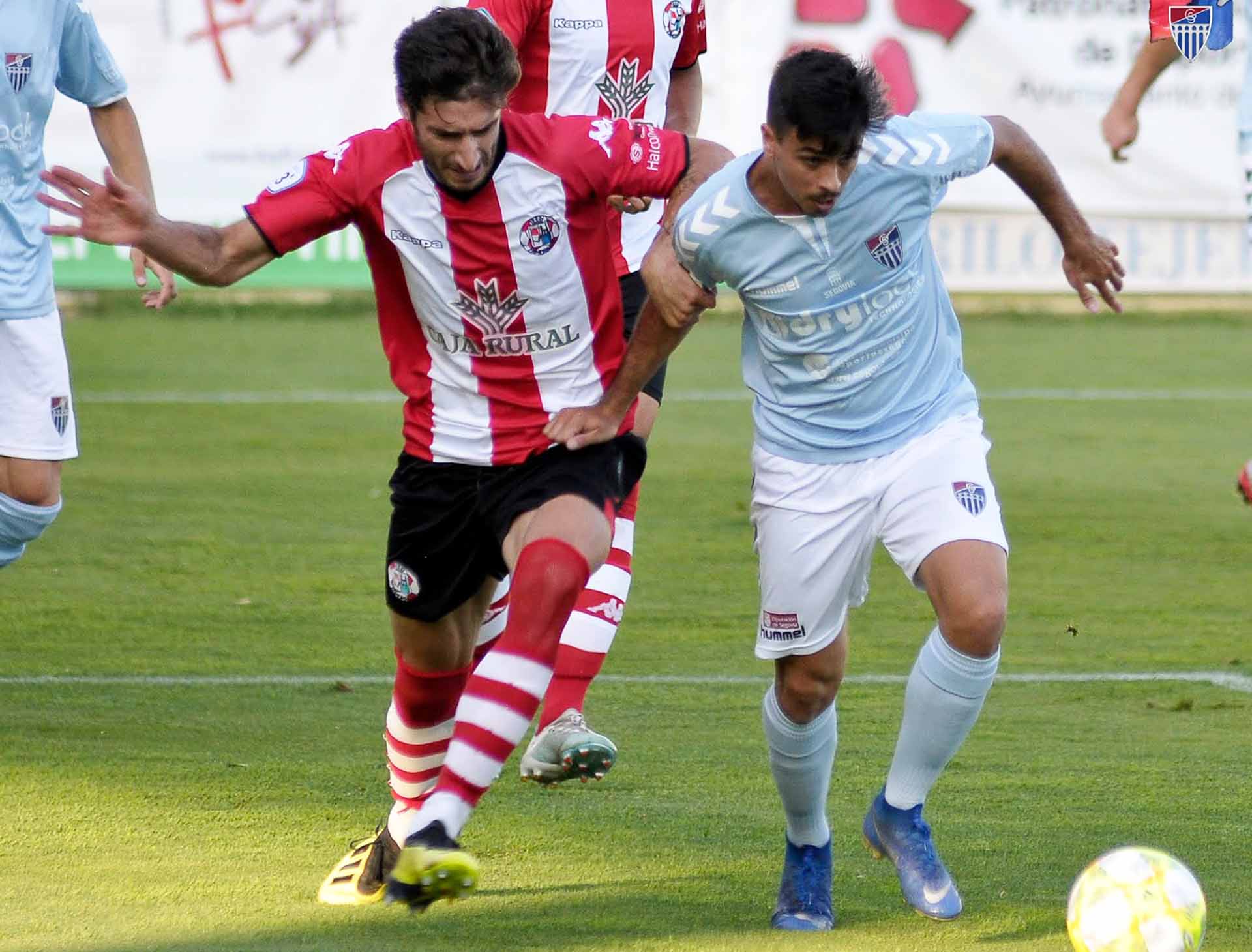 Javi Borrego pelea por un balón con un jugador del Zamora. / JUAN MARTTÍN-GIMNÁSTICA SEGOVIANA