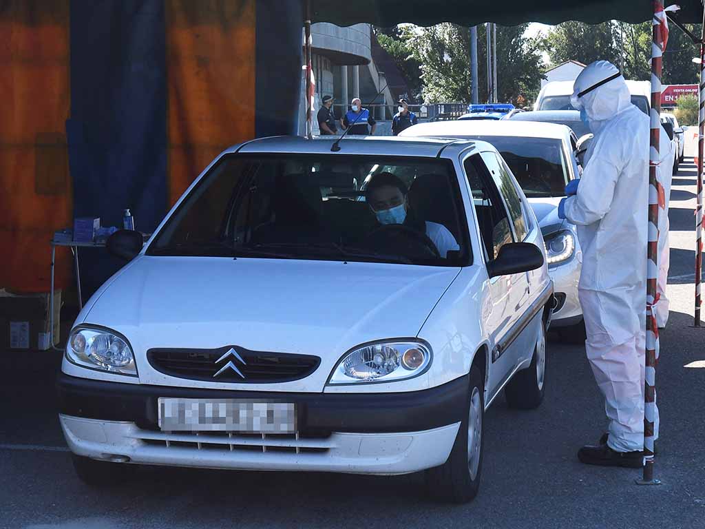 Empleados del sector sanitario realizan pruebas PCR. / EFE - J. CASARES