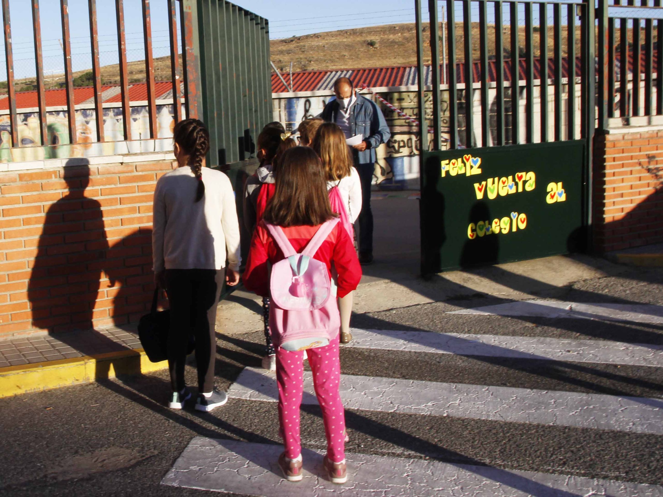 Entrada de alumnos en el Martín Chico. / NEREA LLORENTE