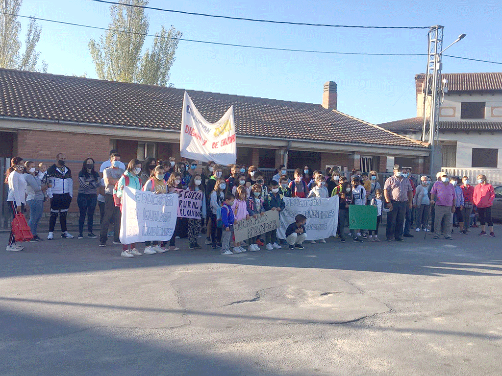 Padres y madres de los niños del CRA de Gomezserracín, en protesta por la situación. / C.N.