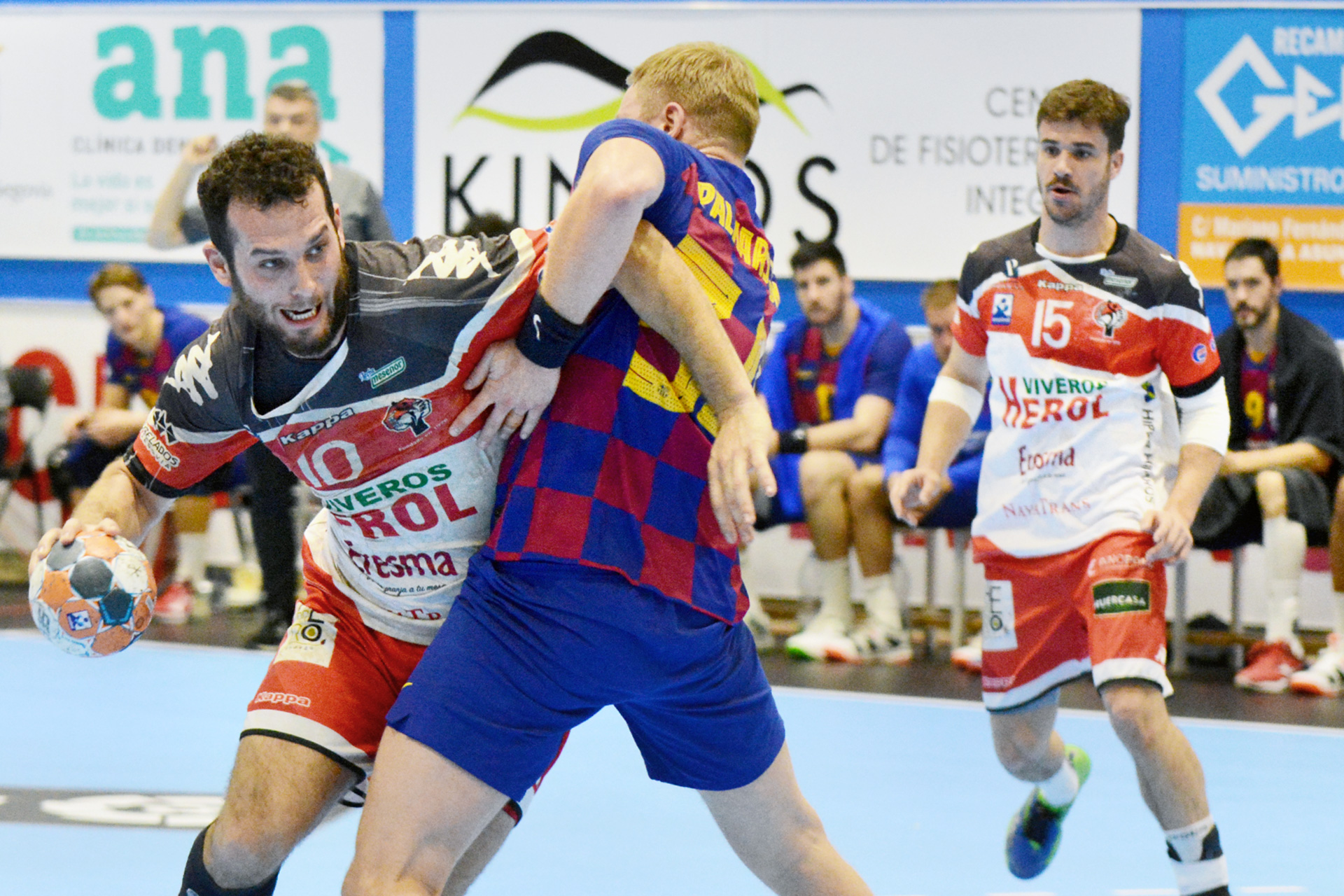 Darío Ajo es sujetado por el central del FC Barcelona en el encuentro disputado la pasada temporada.