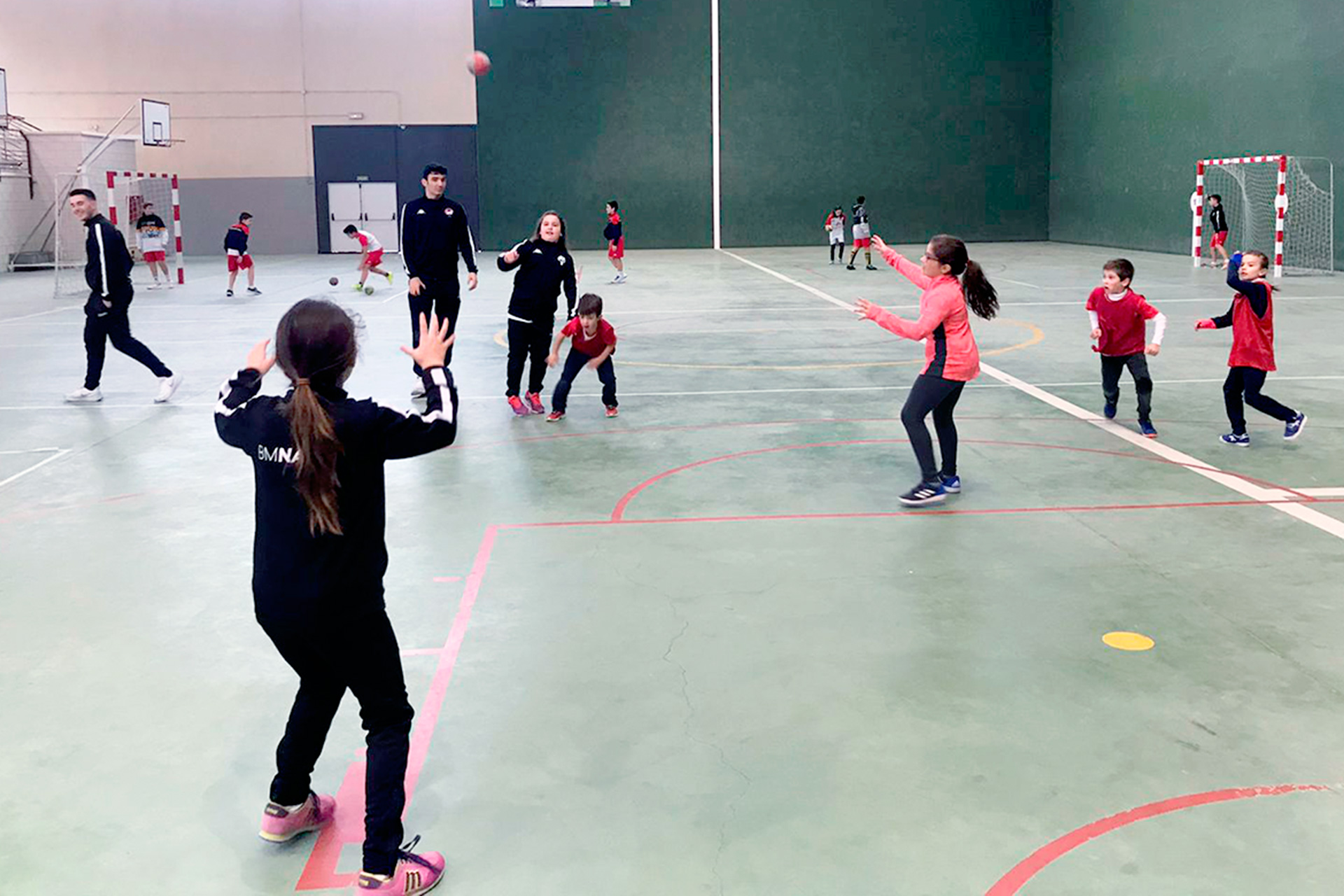 Escolares jugando al balonmano en una jornada organizada en Sanchonuño./ D.P.