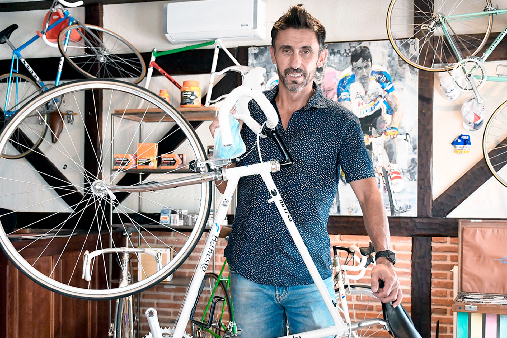 José Luis de Santos, con una de sus bicicletas en el ‘Bicicafé’ recientemente inaugurado. / EFE