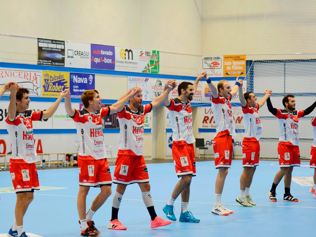 Los jugadores del Viveros Herol Nava celebran una victoria en el pabellón Guerrer@s Naver@s./ AMADOR MARUGÁN