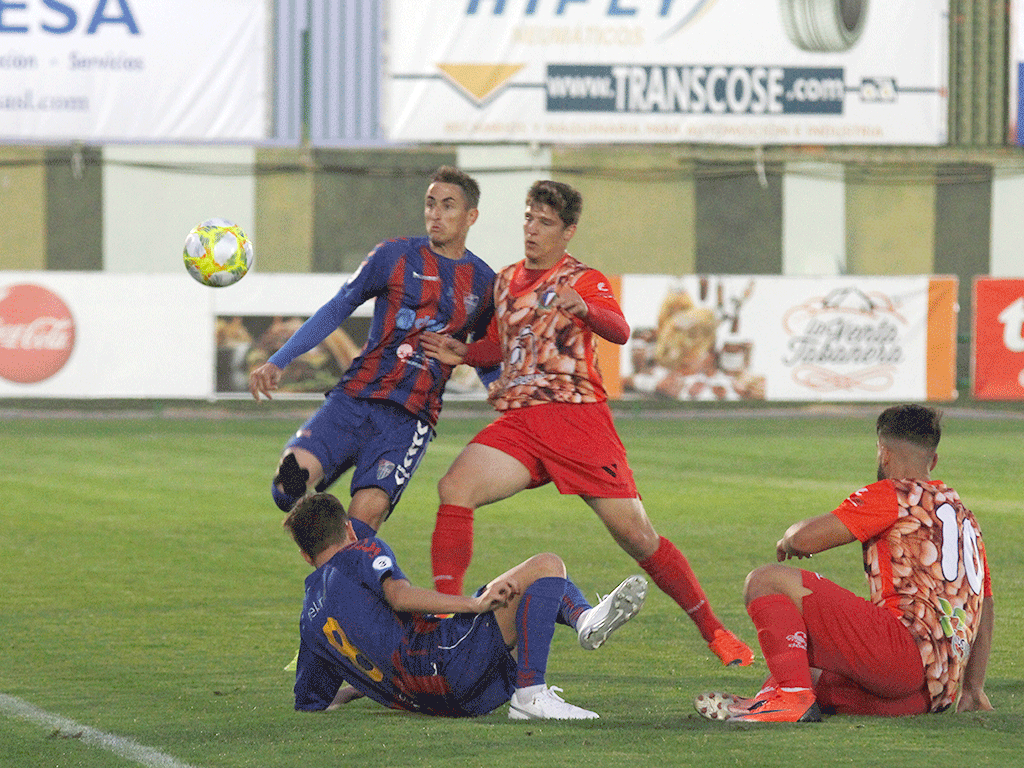 Asier y Dani Lázaro luchan por un balón dividido durante uno de los últimos derbis de la Tercera./ NEREA LLORENTE