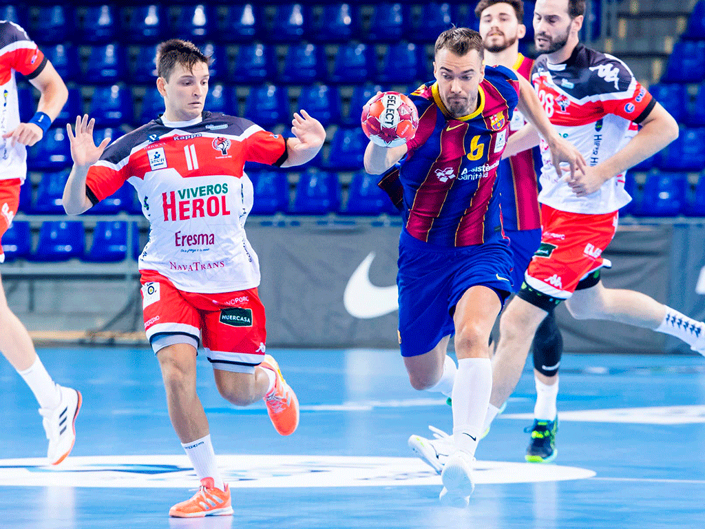 Nicolo levanta los brazos evitando tocar a Casper Mortensen durante el partido ante el Barça./ VÍCTOR SALGADO
