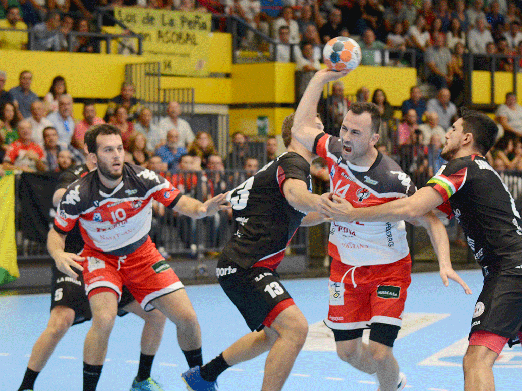 Las razones que esgrimió el decisión del Comité de Competición para aplazar las dos primeras jornadas de la Liga Asobal se mantienen vigentes a día de hoy, puesto que el Consejo Superior de Deportes continúa sin establecer el protocolo para la vuelta a la competición de los deportes no profesionales. 
Sin embargo, y dando razones a los que consideran que la decisión de aplazar el inicio de liga tuvo otra intención que la de proteger a los jugadores, la Federación Española de Balonmano envió una carta a la Asobal indicando que, aunque la intención de la RFEBM es la de no jugar hasta que no haya un protocolo, piden a la Asobal que extreme la seguridad en lo referente a las medidas de control sanitario a los jugadores, de lo que se deduce que esta semana podrá dar comienzo la liga. 
En lo referente al Viveros Herol Nava, el conjunto segoviano abrirá la competición jugando en La Rioja frente al Ciudad de Logroño el miércoles, a partir de las ocho y media de la tarde. / A. MARUGÁN