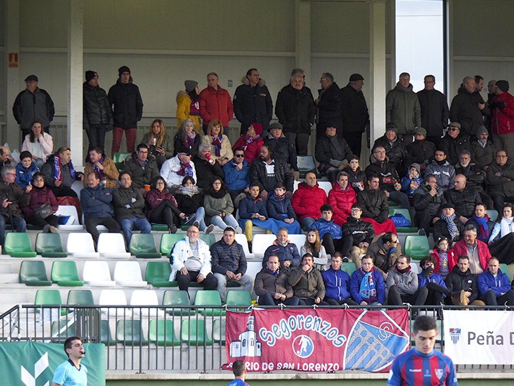 Aficionados viendo un partido de la Gimnástica Segoviana en el campo de La Albuera./ KAMARERO