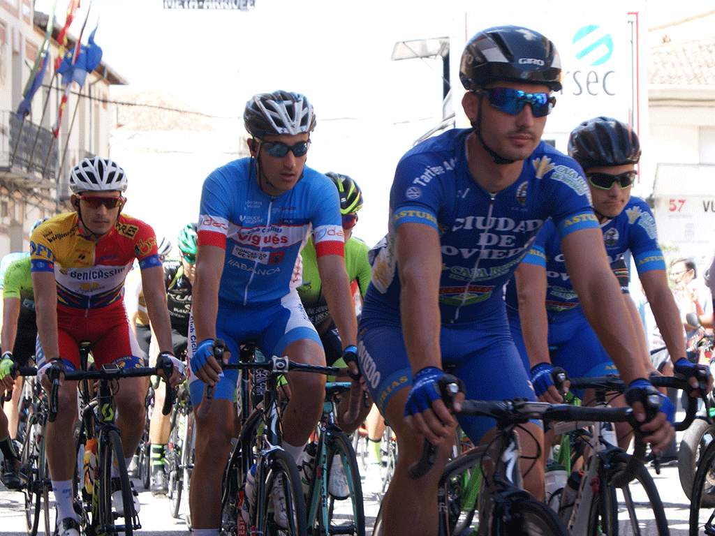 Paso por Fuenterrebollo en una etapa de la Vuelta a Segovia. / A.M.