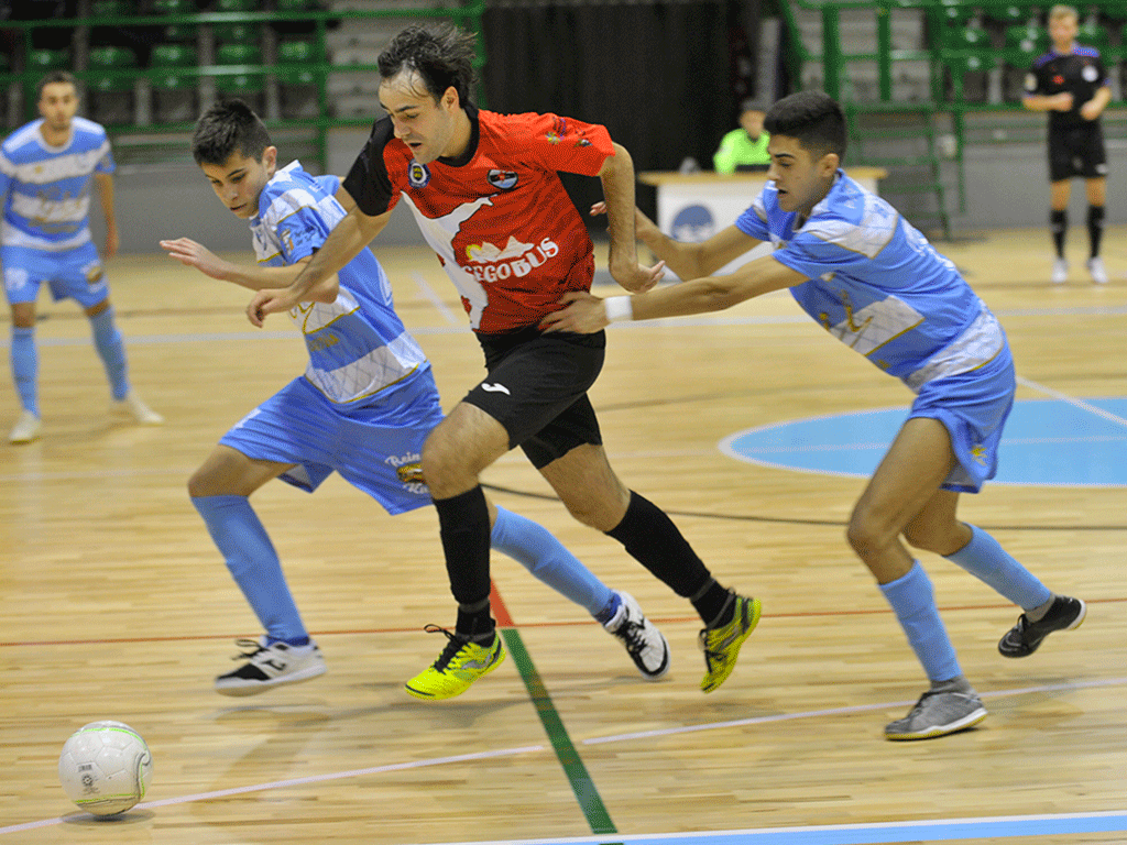 Un partido entre el CD Segosala y el FS Cuéllar.  / NEREA LLORENTE