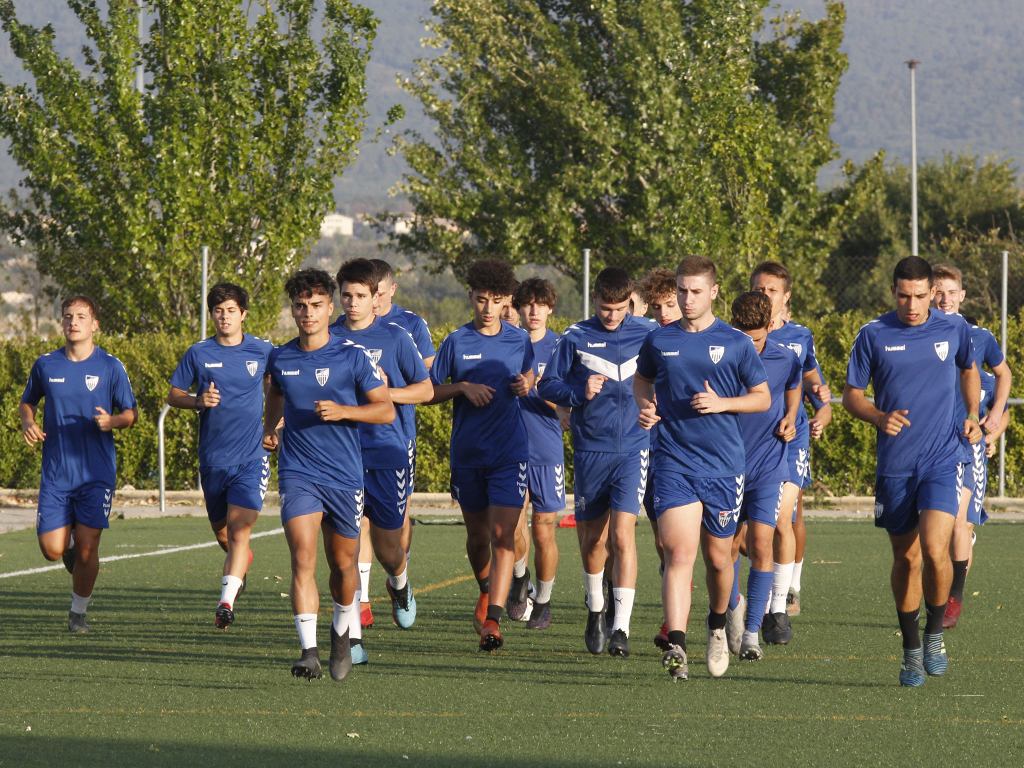 El equipo juvenil de la Segoviana, durante el primer entrenamiento. / NEREA LLORENTE