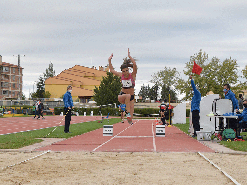 Una de las atletas en la modalidad de salto. / ROCÍO PARDOS