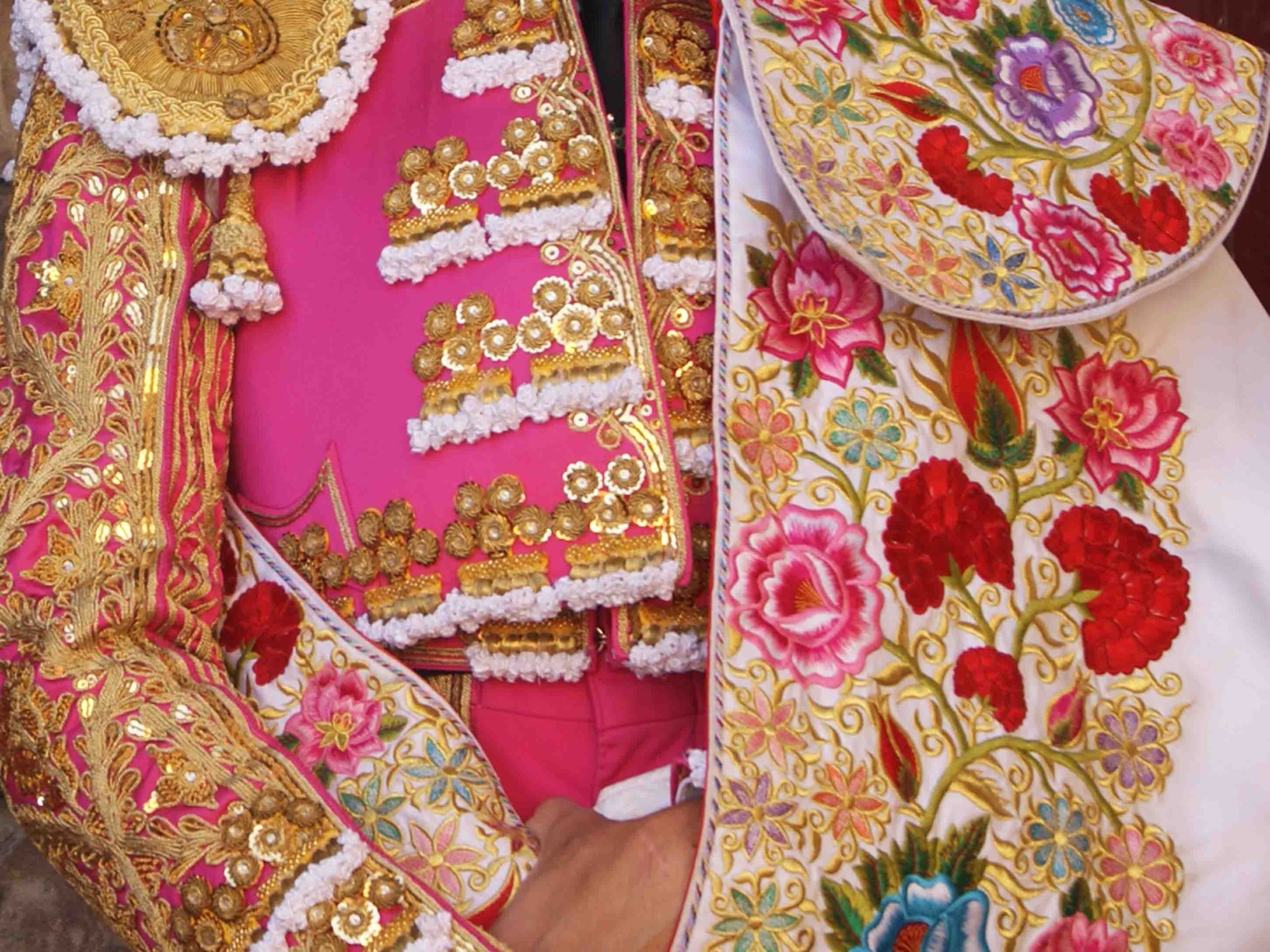 Detalle de torero liándose el capote. / A.M.