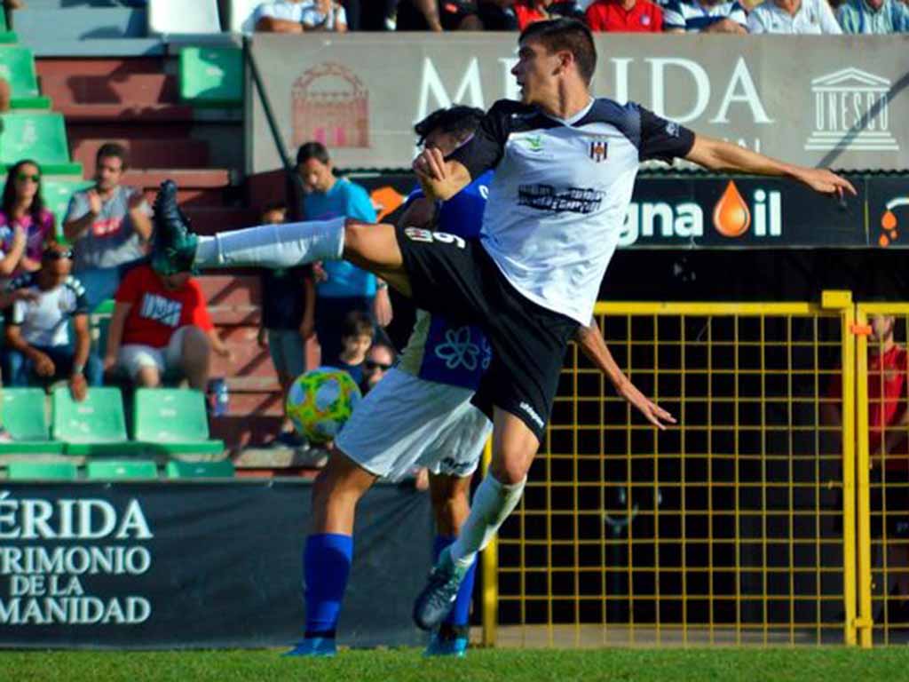 El jugador Diego del Castillo, en un partido con la AD Mérida. / AD MÉRIDA