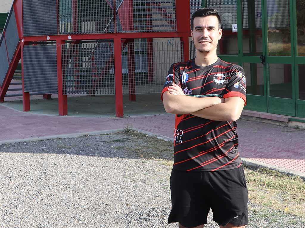 Eduardo Cubero 'Edu', en las afueras del pabellón Pedro Delgado. / CD SEGOSALA