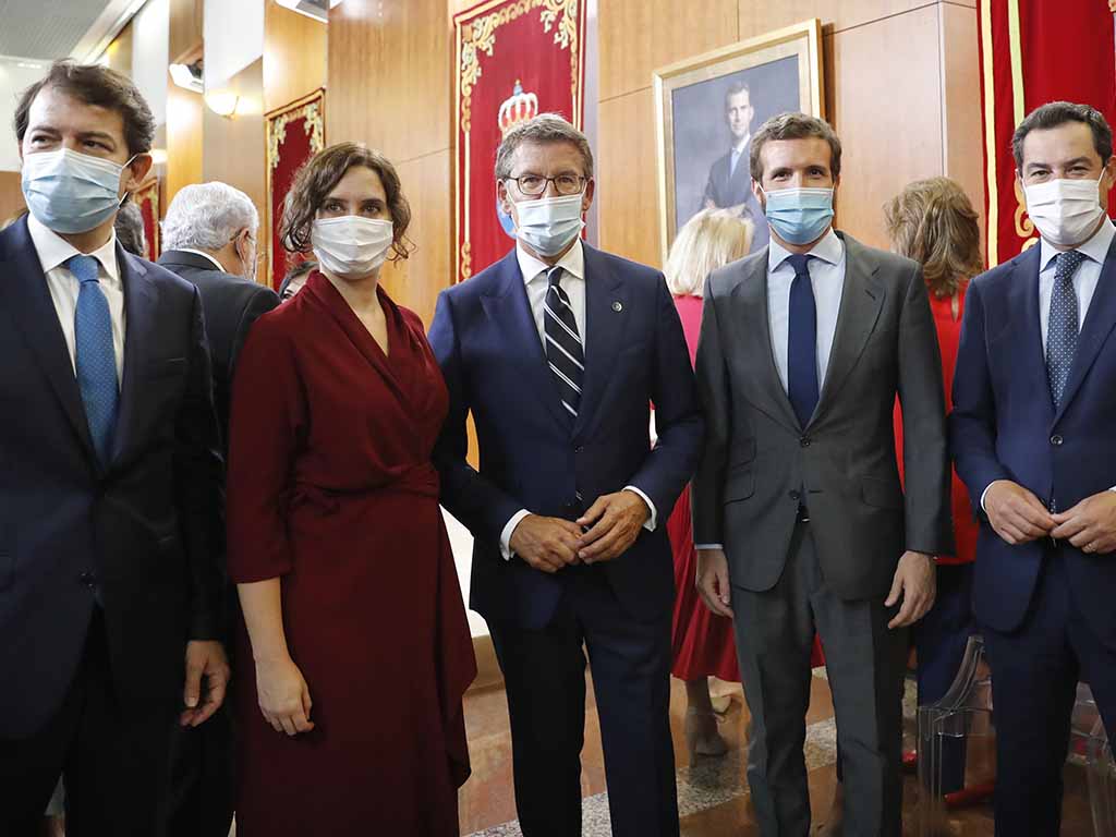 El presidente de la Xunta, Alberto Núñez Feijóo, posa con el presidente del PP Pablo Casado (4, izq), y los presidentes de Castilla y León, Alfonso Fernández Mañueco; Madrid, Isabel Díaz Ayuso, y Andalucía, Juan Manuel Moreno, tras la ceremonia de su toma de posesión en el Parlamento gallego, esta mañana en Santiago de Compostela. EFE/ LAVANDEIRA JR
