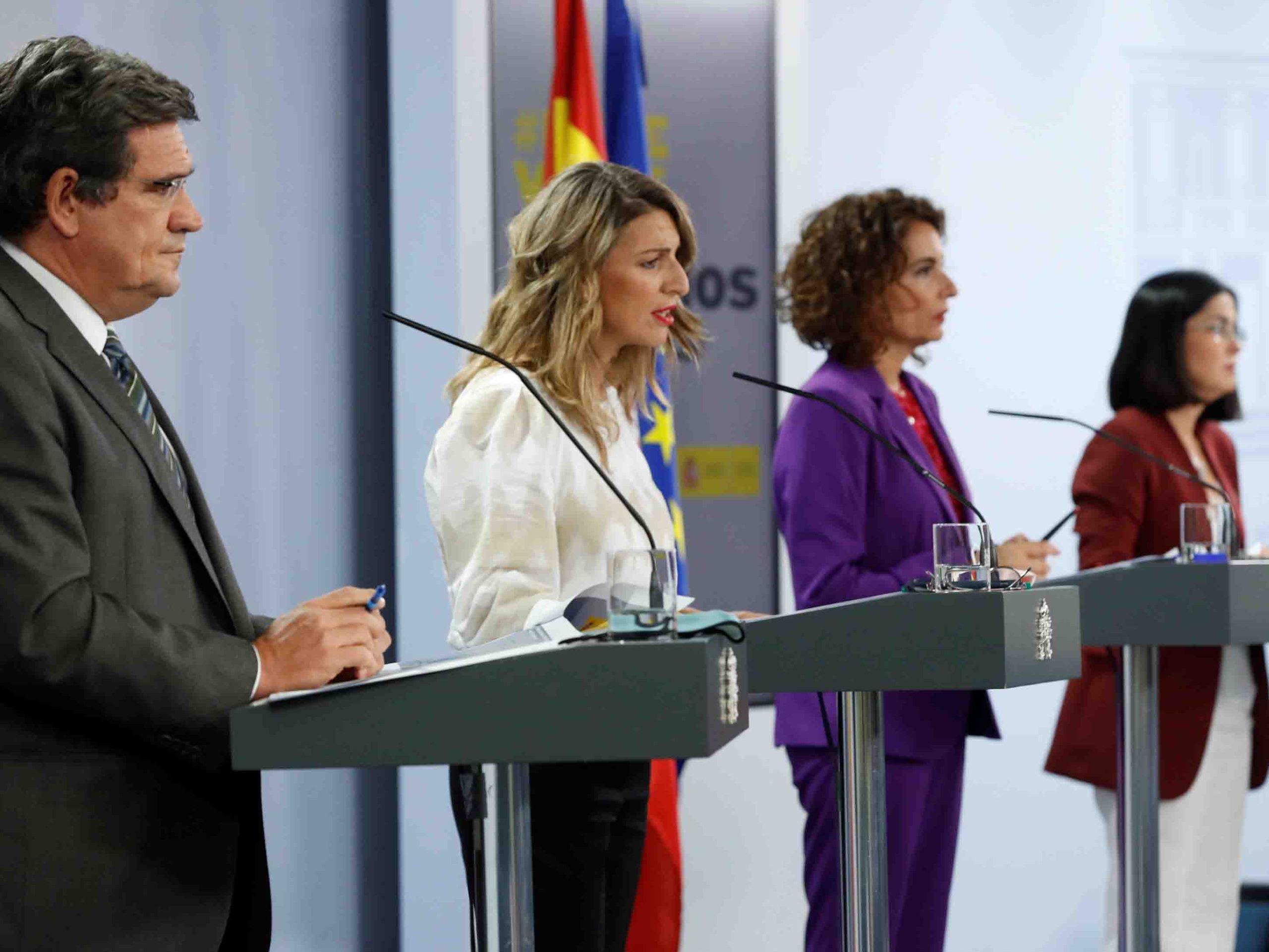 El Gobierno aprueba la prórroga de los ERTE hasta el 31 de enero 1 La ministra de Trabajo, Yolanda Díaz (2d), los titulares de Inclusión, Migraciones y Seguridad Social, José Luis Escrivá y Hacienda y portavoz del Gobierno, María Jesús Montero (2d), y la ministra de Política Territorial, Carolina Darias (d), durante la rueda de prensa posterior a la reunión semanal del Consejo de ministros, este martes en Moncloa. l Consejo de Ministros ha aprobado este martes las condiciones en las que se van a prorrogar los ERTE relacionados con la pandemia de la COVID-19 hasta el 31 de enero, tras haber logrado un acuerdo con patronal y sindicatos. EFE/ J.J. Guillén