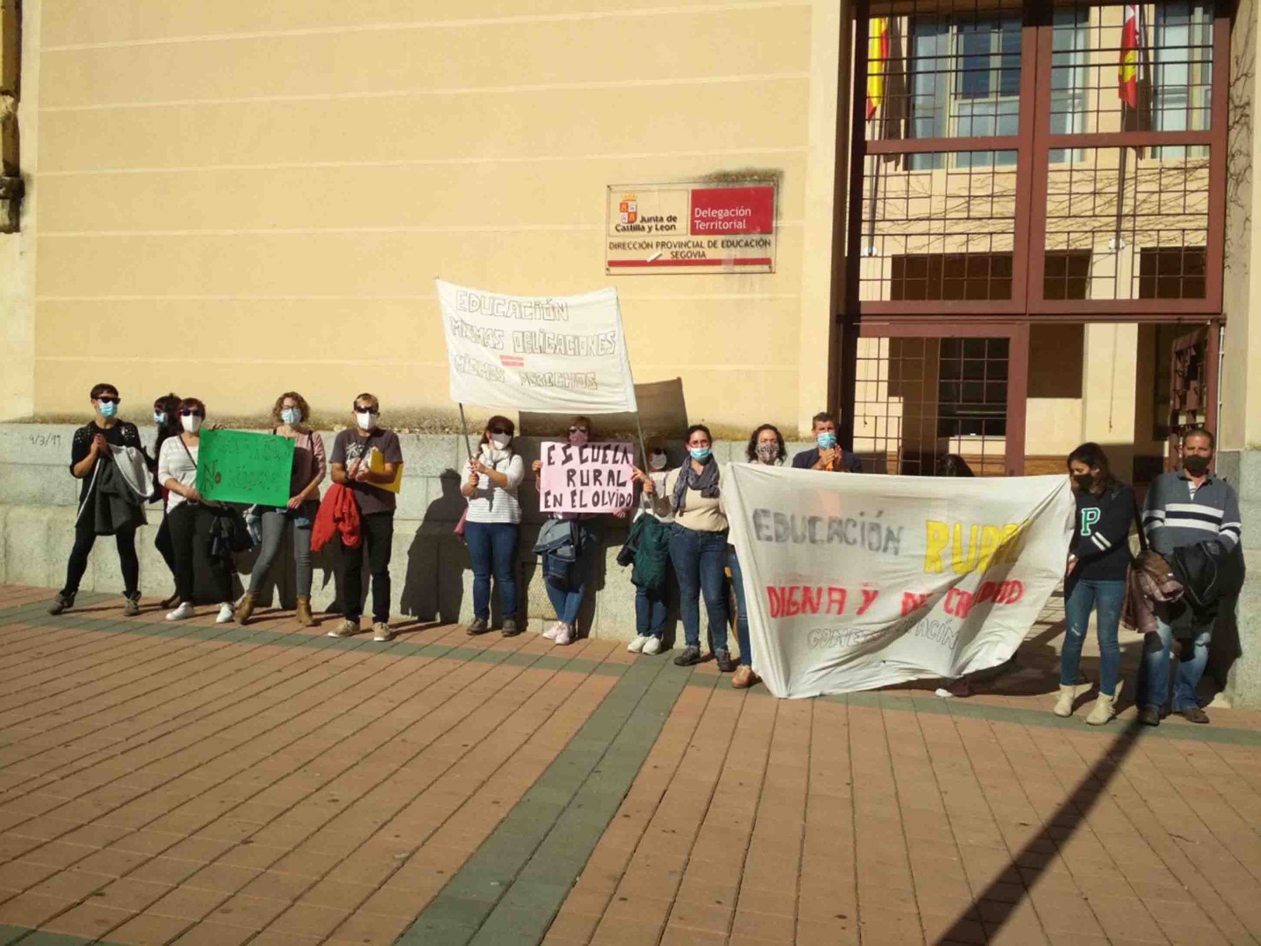 Padres manifestándose en la puerta de la Dirección Provincial de Educación. / C.N