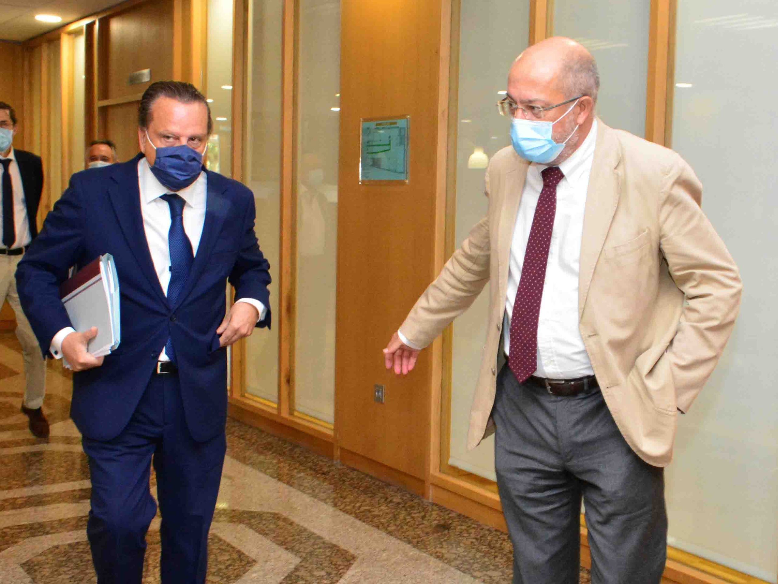 Igea: "La Junta nunca va a romper la cuerda con los agentes sociales" 1 El vicepresidente de la Junta de Castilla y Léon, Francisco Igea (d), que realizó este miércoles una visita institucional al Consejo de Cuentas, acompañado del presidente de la institución, Mario Amilivia, antes de la reunión mantenida. EFE/ A. Alvarez