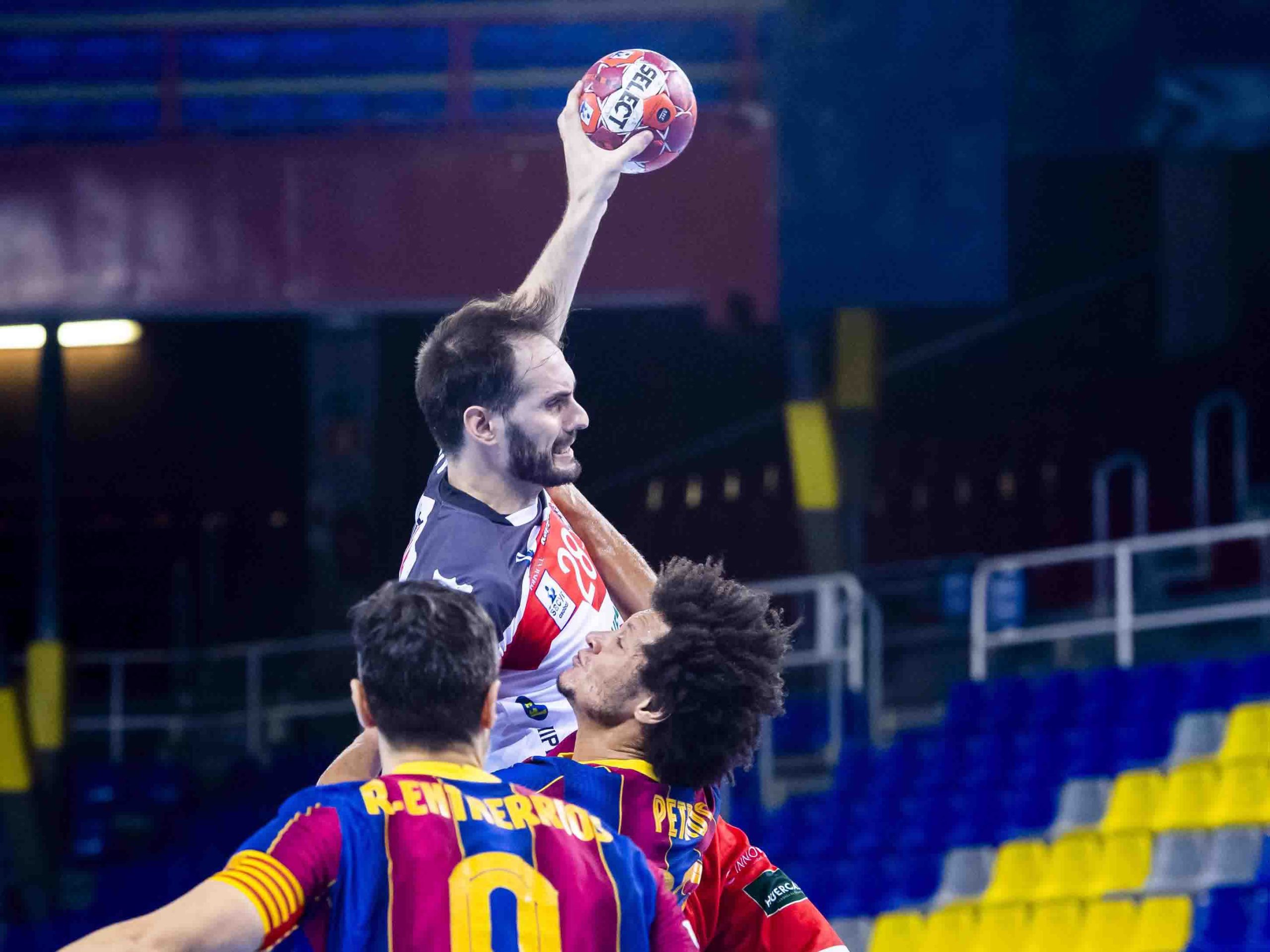 El jugador del Balonmano Nava Jorge Silva encara a la defensa del Barcelona. / VÍCTOR SALGADO