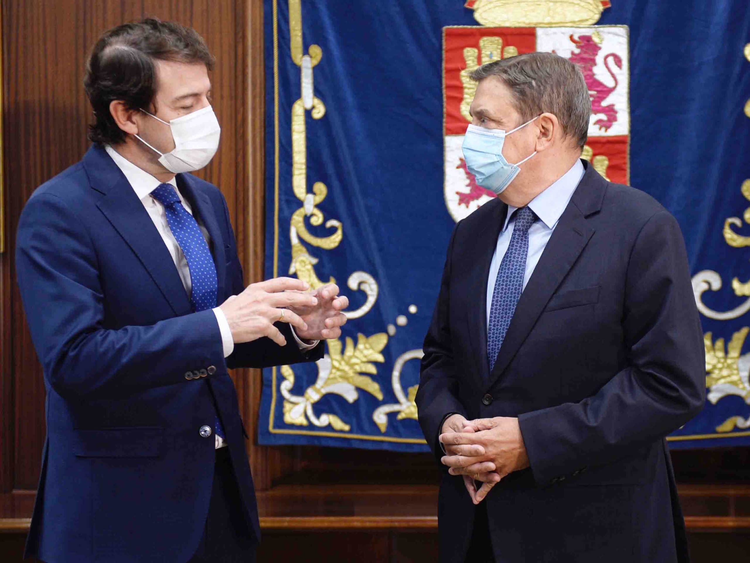 Mañueco defiende que la nueva PAC "debe evitar nuevos desequilibrios territoriales" 1 El presidente de la Junta de Castilla y León, Alfonso Fernández Mañueco (i), se reúne esta mañana en la sede de la Presidencia con el ministro de Agricultura, Pesca y Alimentación, Luis Planas (d). EFE/NACHO GALLEGO