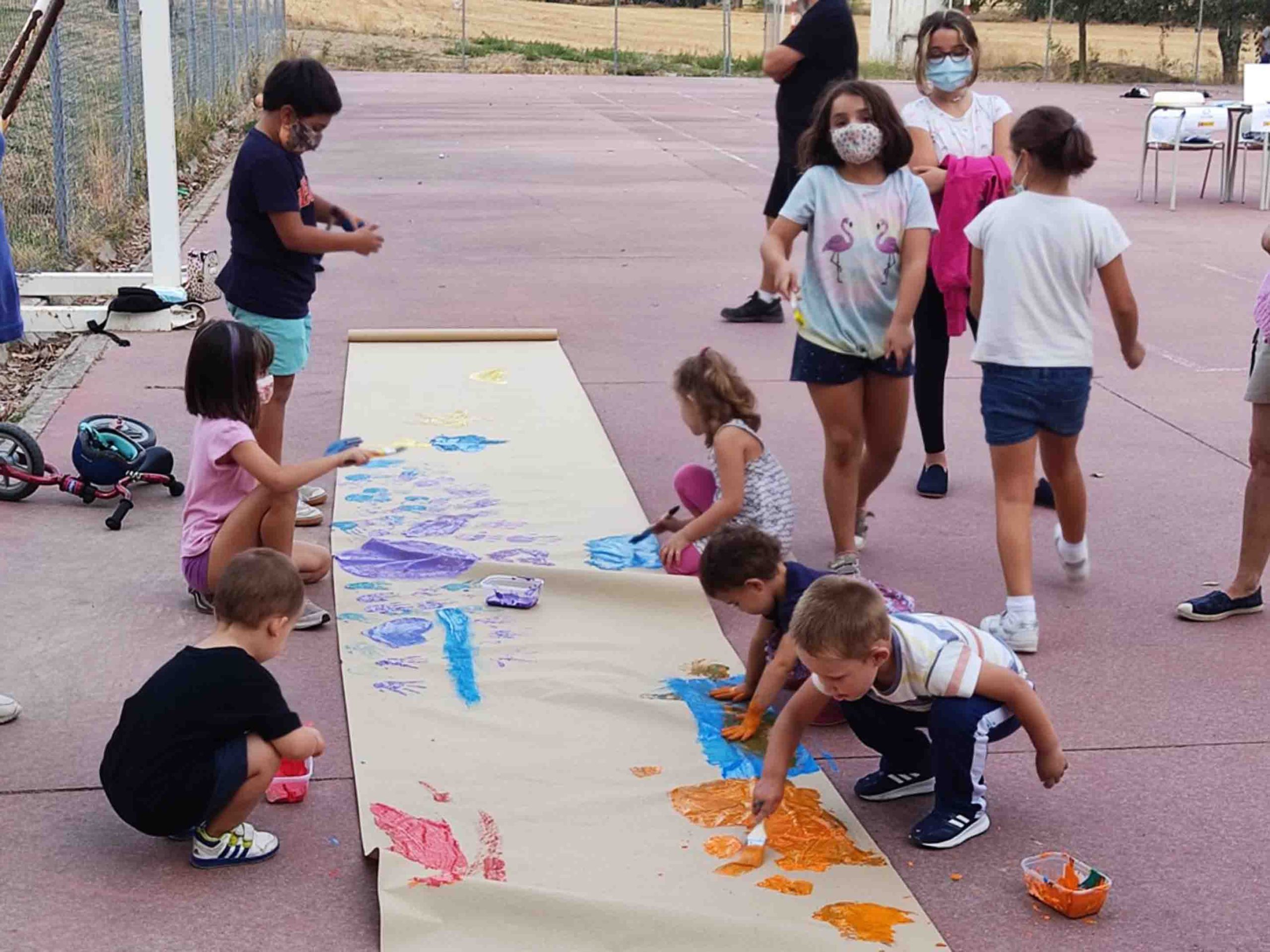 Niños de Roda de Eresma decoran el mural para el espacio cultural 'Emilio Pascual'. / EL ADELANTADO