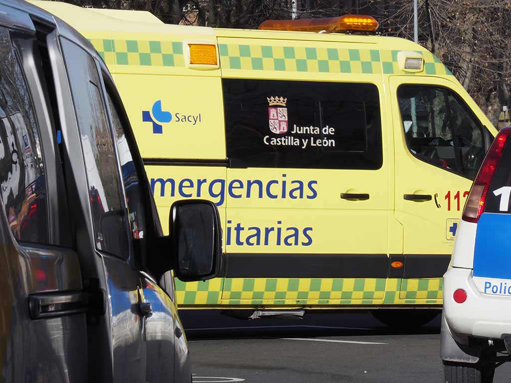 Imagen de archivo de una ambulancia. / NEREA LLORENTE
