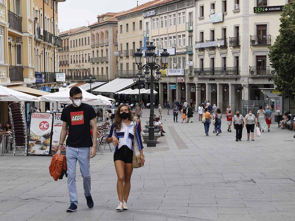 Viandantes pasean por la capital con mascarilla. / N. Llorente