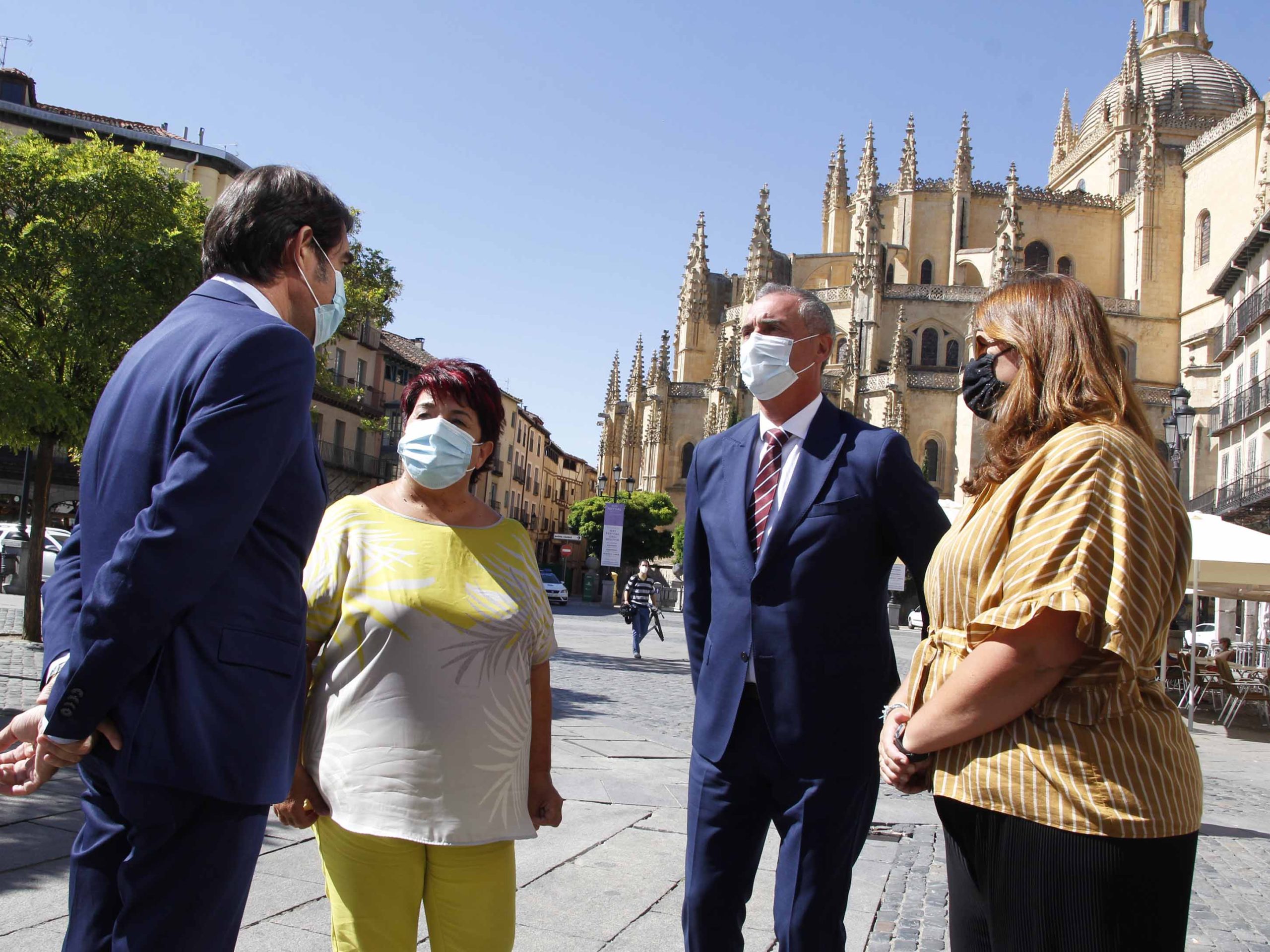 Visita del consejero de Fomento, Juan Carlos Suárez-Quiñones al Ayuntamiento de Segovia para firmar un protocolo que impulse la construcción de la nueva estación. / NEREA LLORENTE
