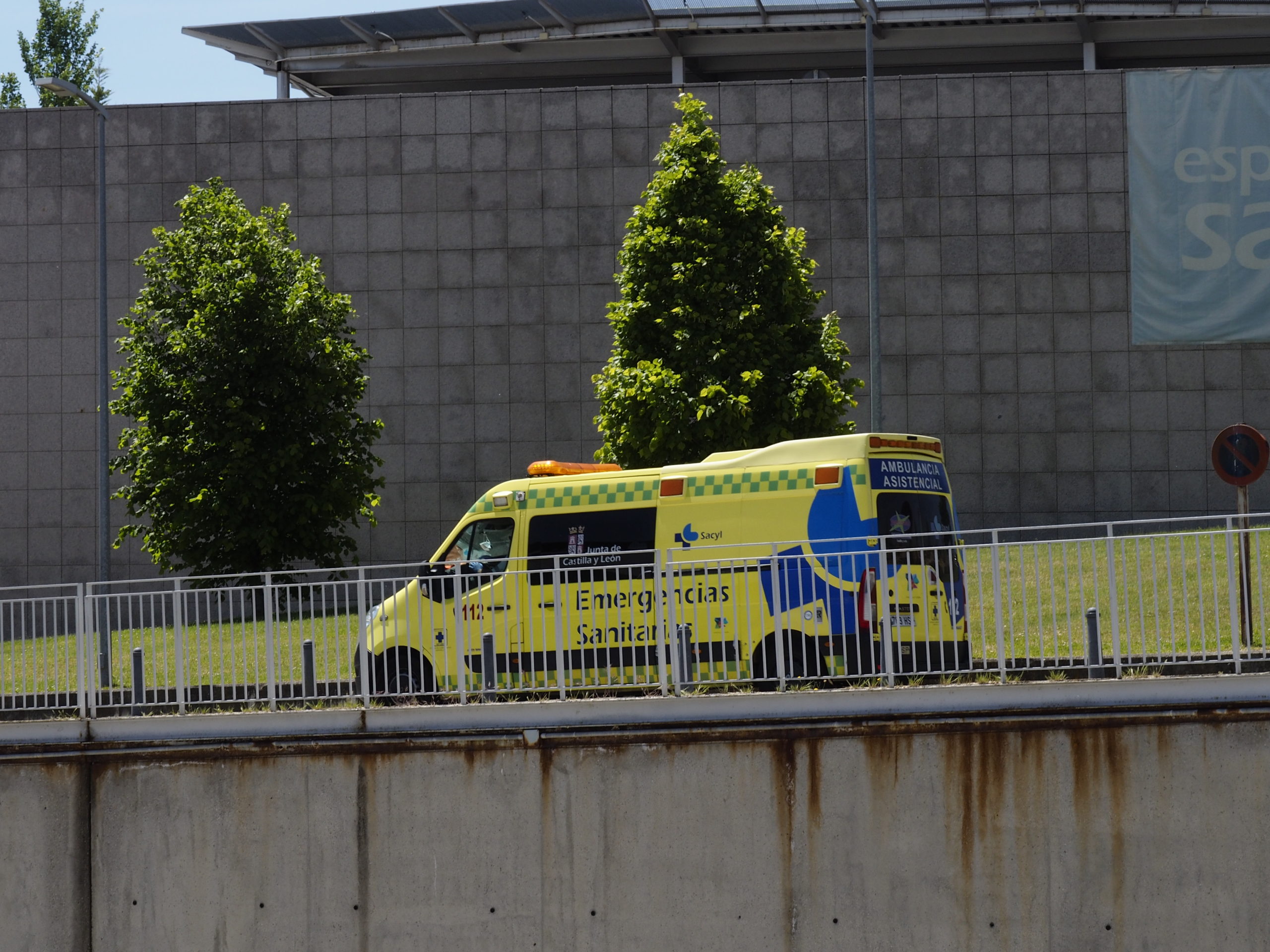 Una ambulancia sale del Hospital General de Segovia. / NEREA LLORENTE