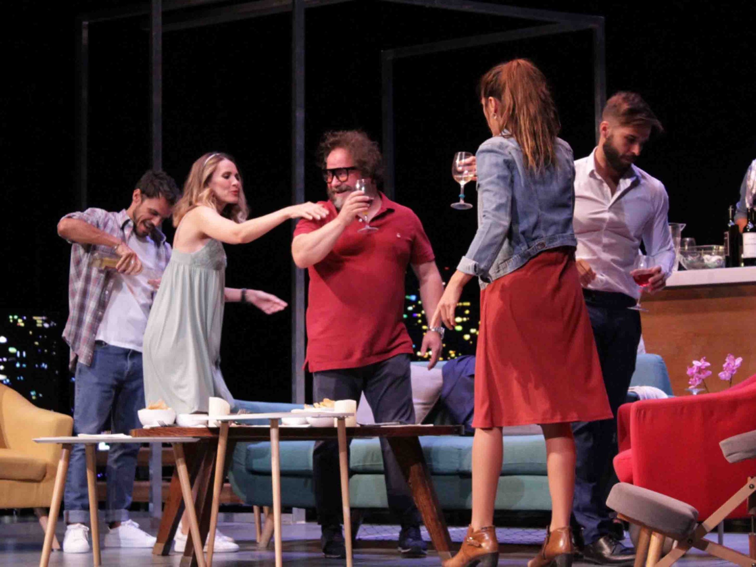 Representación de la obra 'Perfectos desconocidos', en el Teatro Juan Bravo. / EL ADELANTADO