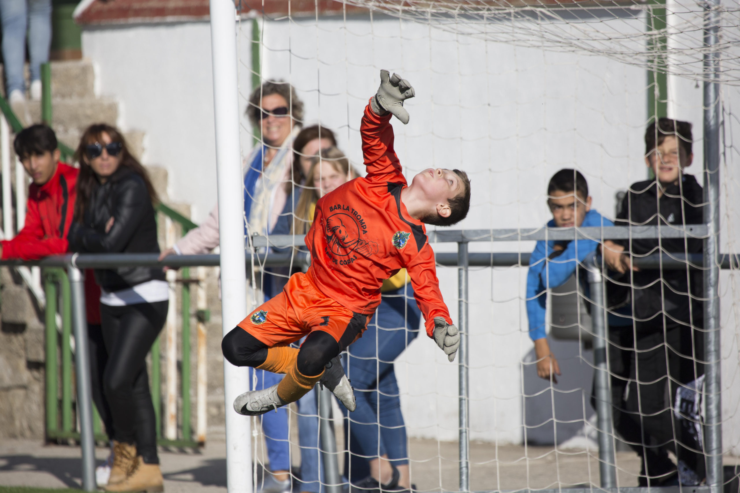 Un portero intercepta un balón en la Pinares Cup. / EL ADELANTADO