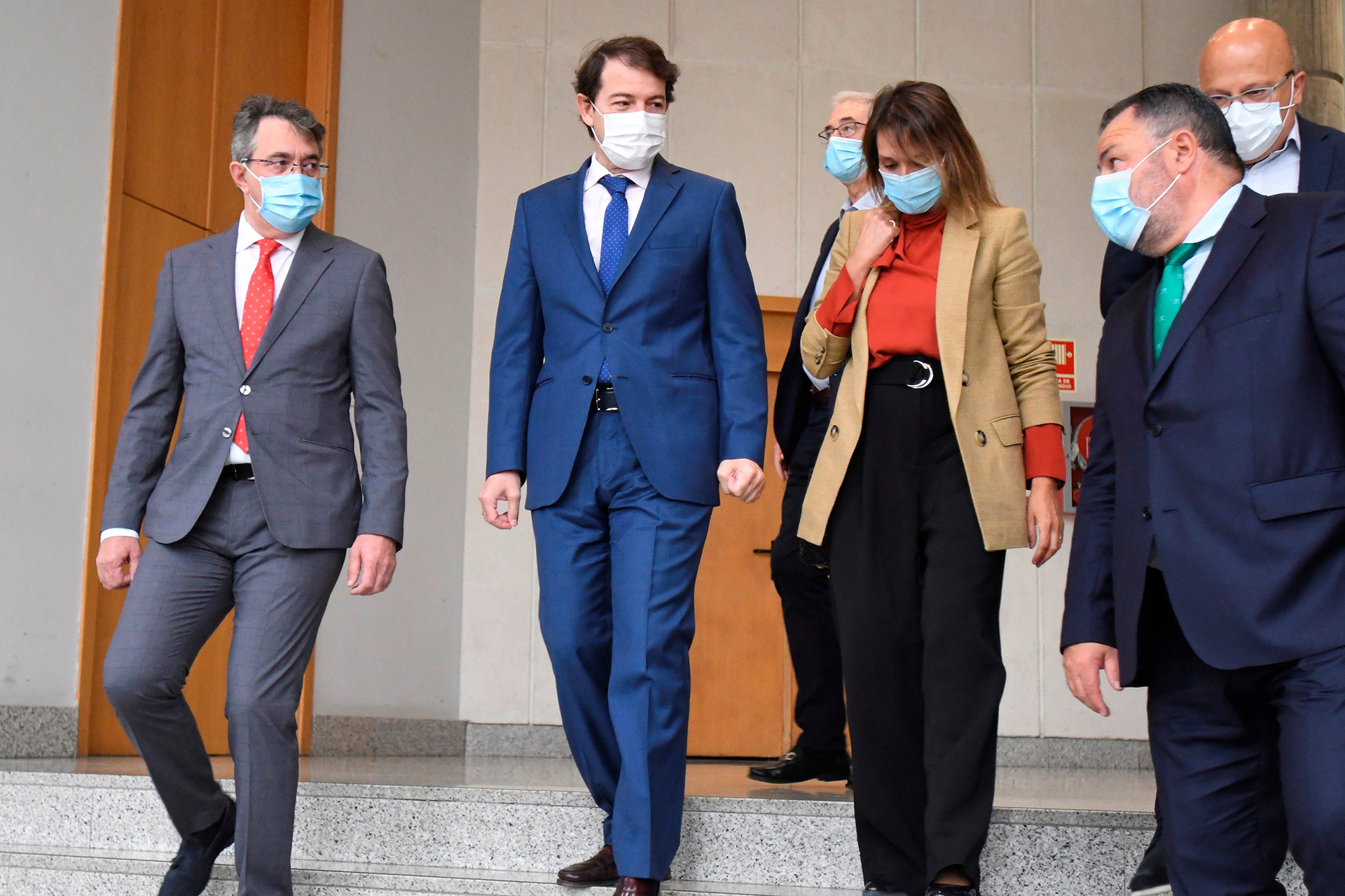 El presidente de la Junta (c), con la consejera de Educación y el delegado de la institución en León. / EFE