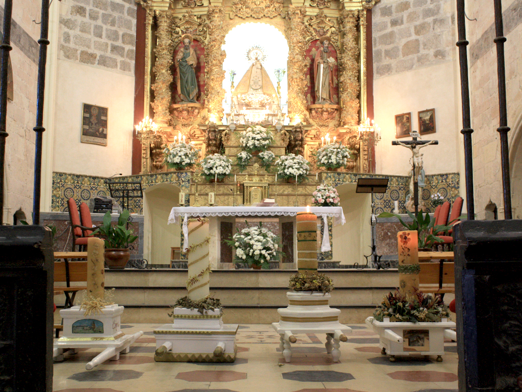 Los cirios se ofrecieron en el altar. / Juan Carlos Martín